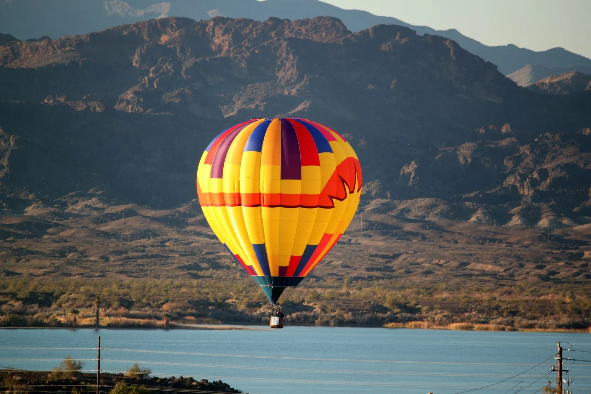 Een luchtballon vaart over het meer in Lake Havasu City