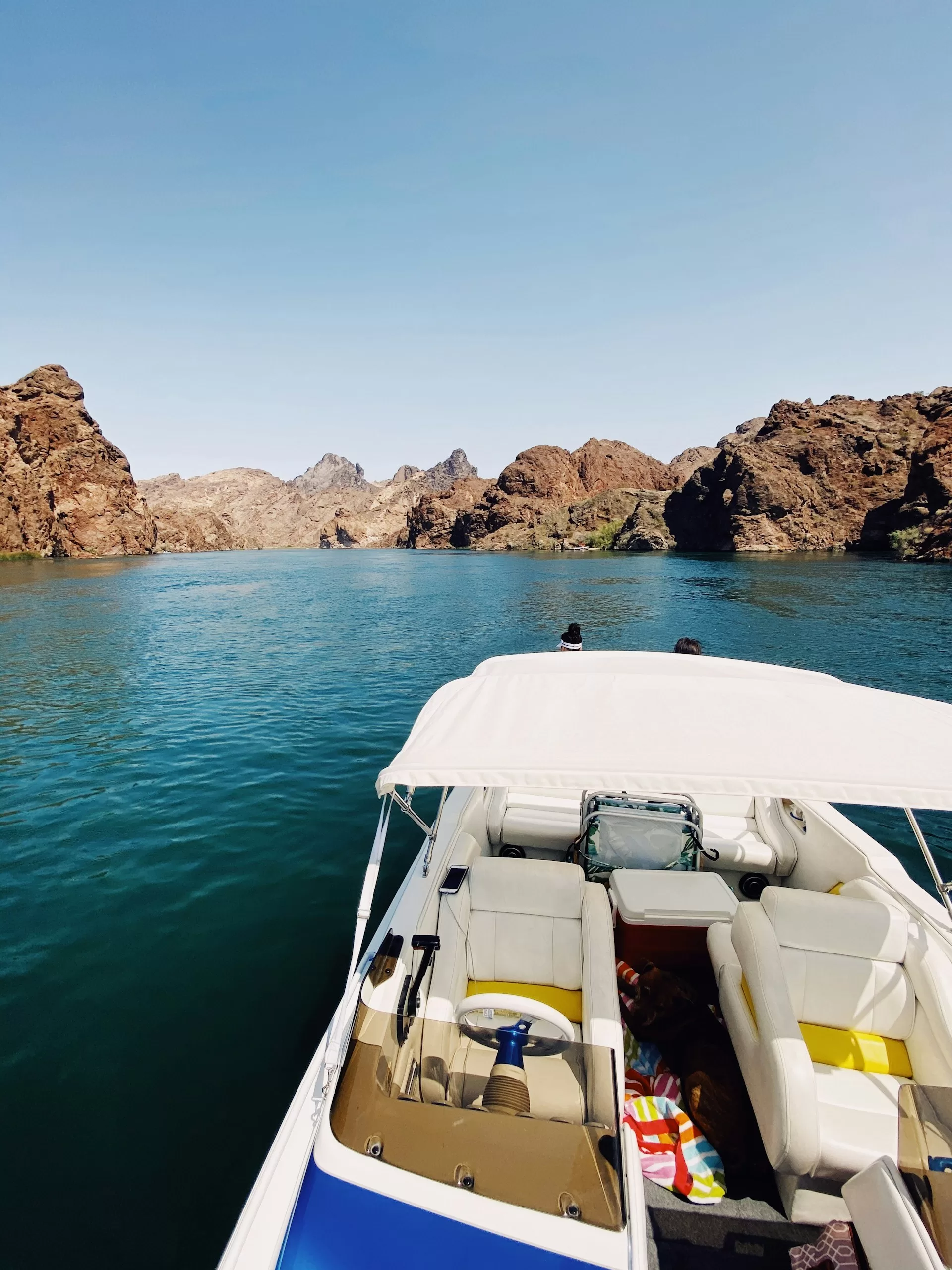 Een boot op het meer van Lake Havasu City, omringd door rotsen