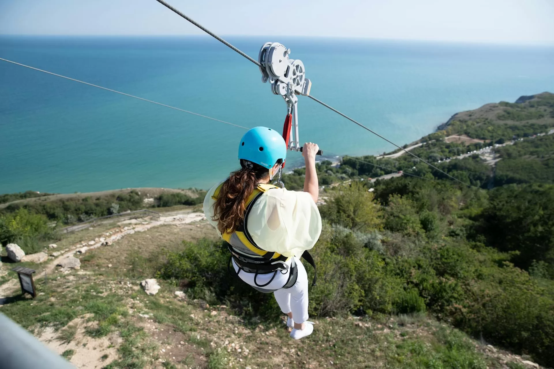 Zipline-Ausflug mit Blick auf das Meer, während Sie über der Landschaft schweben
