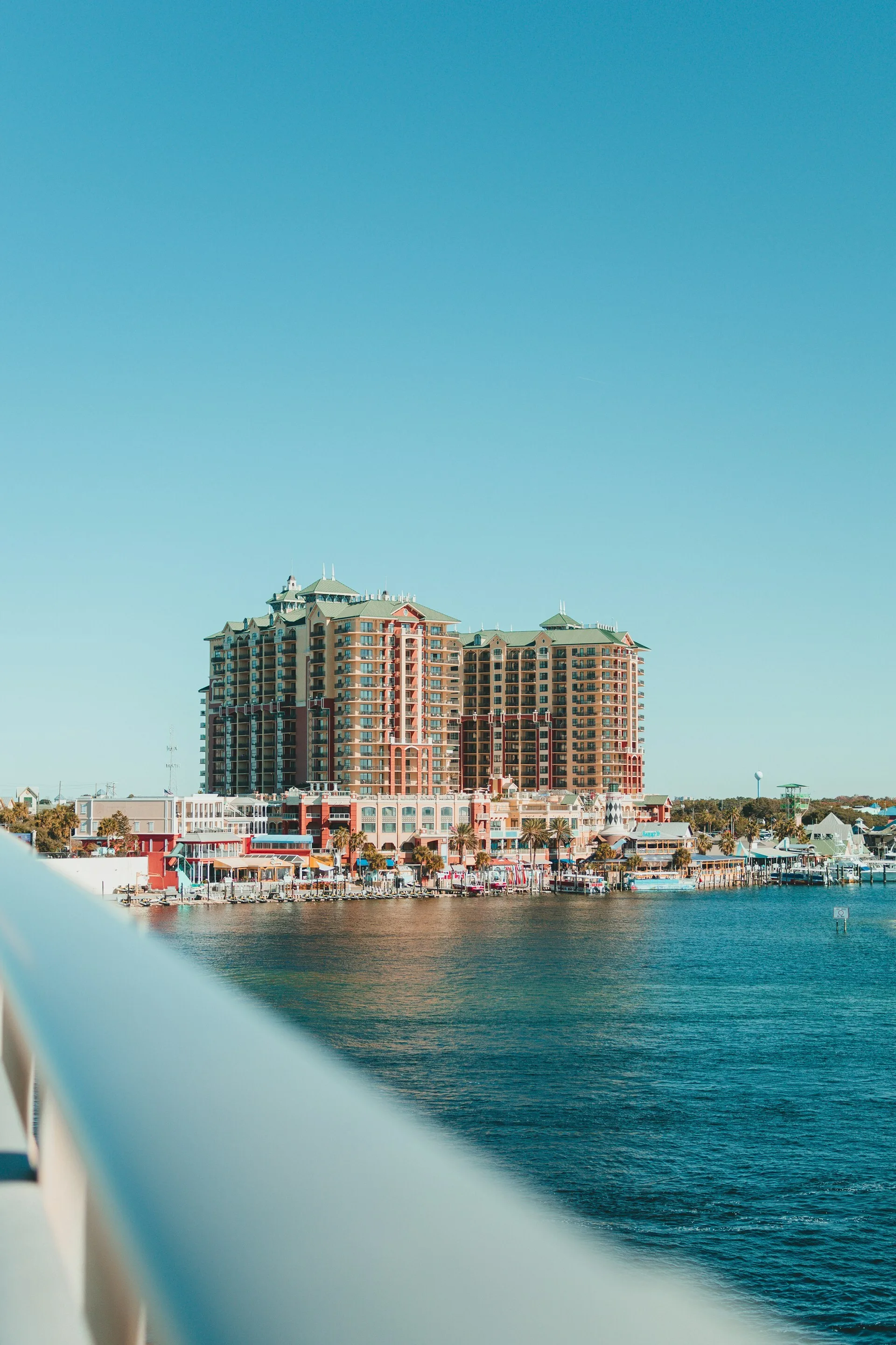 Uitzicht over grote hotels in Destin vanaf de Destin Boardwalk