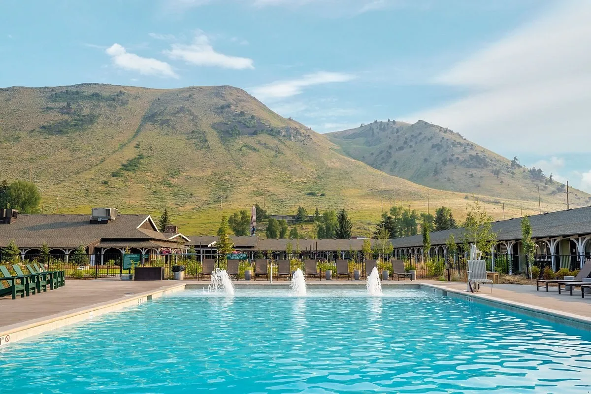Buitenzwembad van het Virginian Lodge Jackson naast de bergen