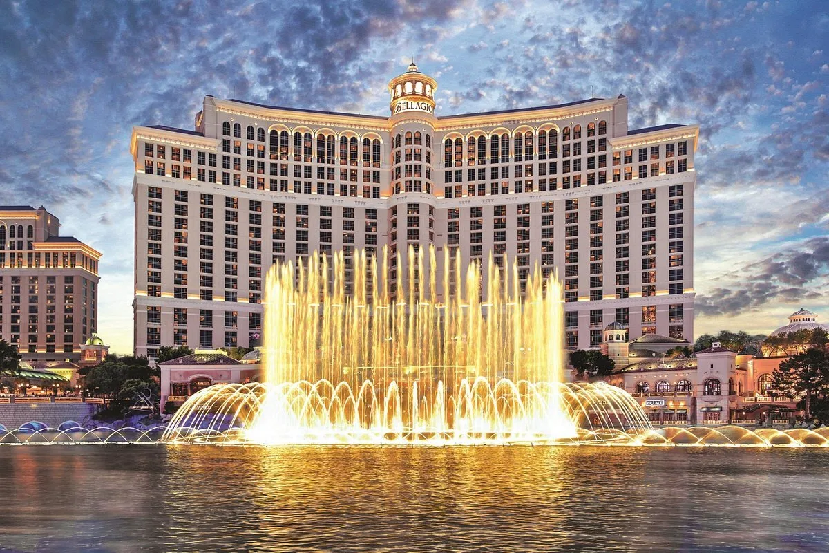 De voorkant van het Bellagio hotel in Las Vegas met de verlichte fonteinen op de voorgrond