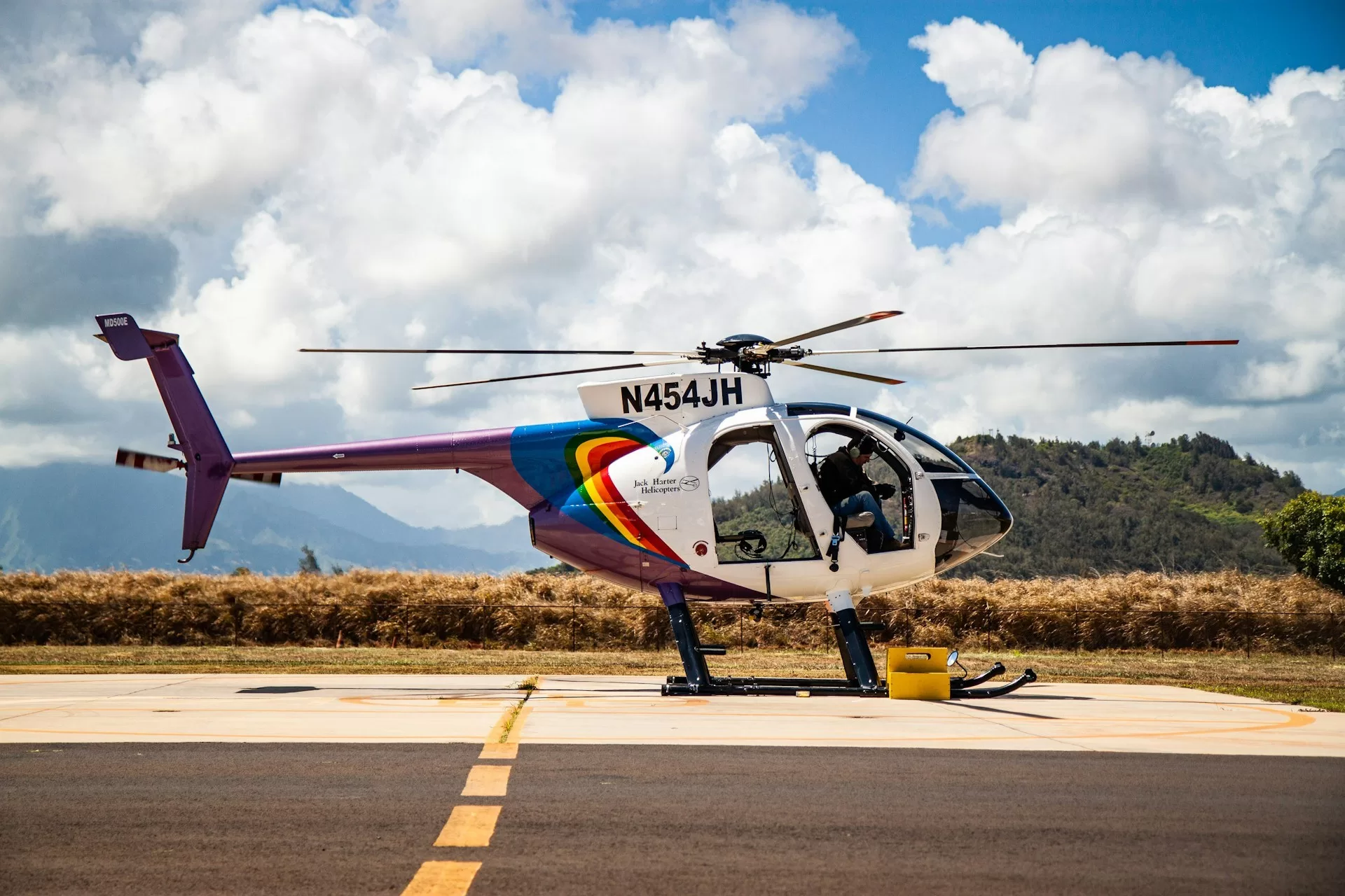 Helicopter op de grond met verschillende kleuren, klaar voor vertrek