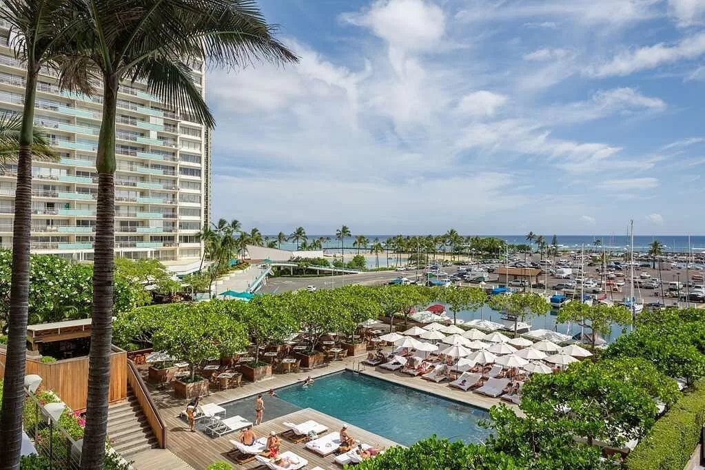 Buitenzwembaden dichtbij de oceaan bij het Hotel Hilton Vacation Club The Modern Honolulu