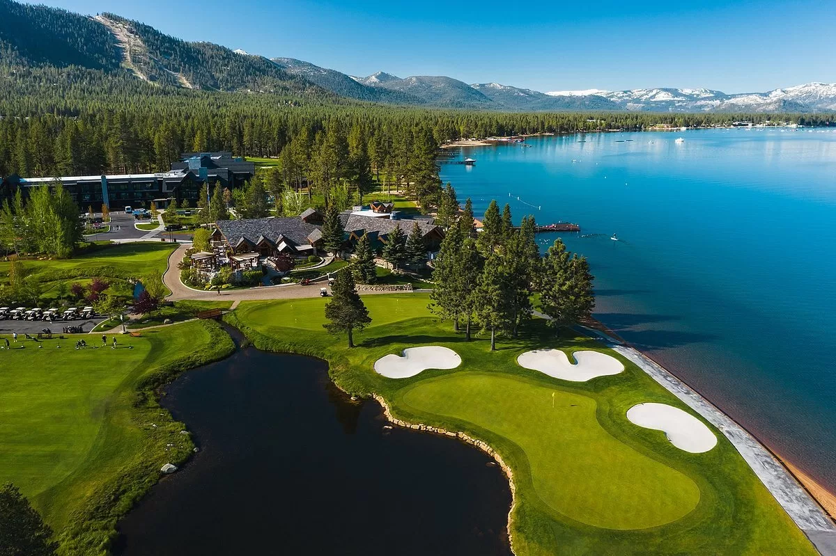 Luchtfoto van het Hotel Edgewood Tahoe Resort Stateline aan het water