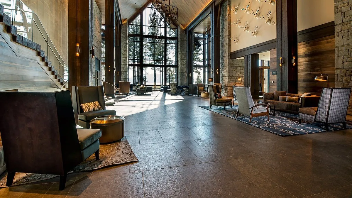 Zitgedeelte in de lobby van het Hotel Edgewood Tahoe Resort Stateline