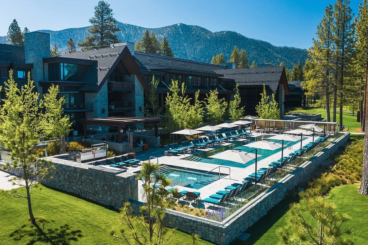 Buitenzwembad en jacuzzi met ligbedden bij het Hotel Edgewood Tahoe Resort Stateline