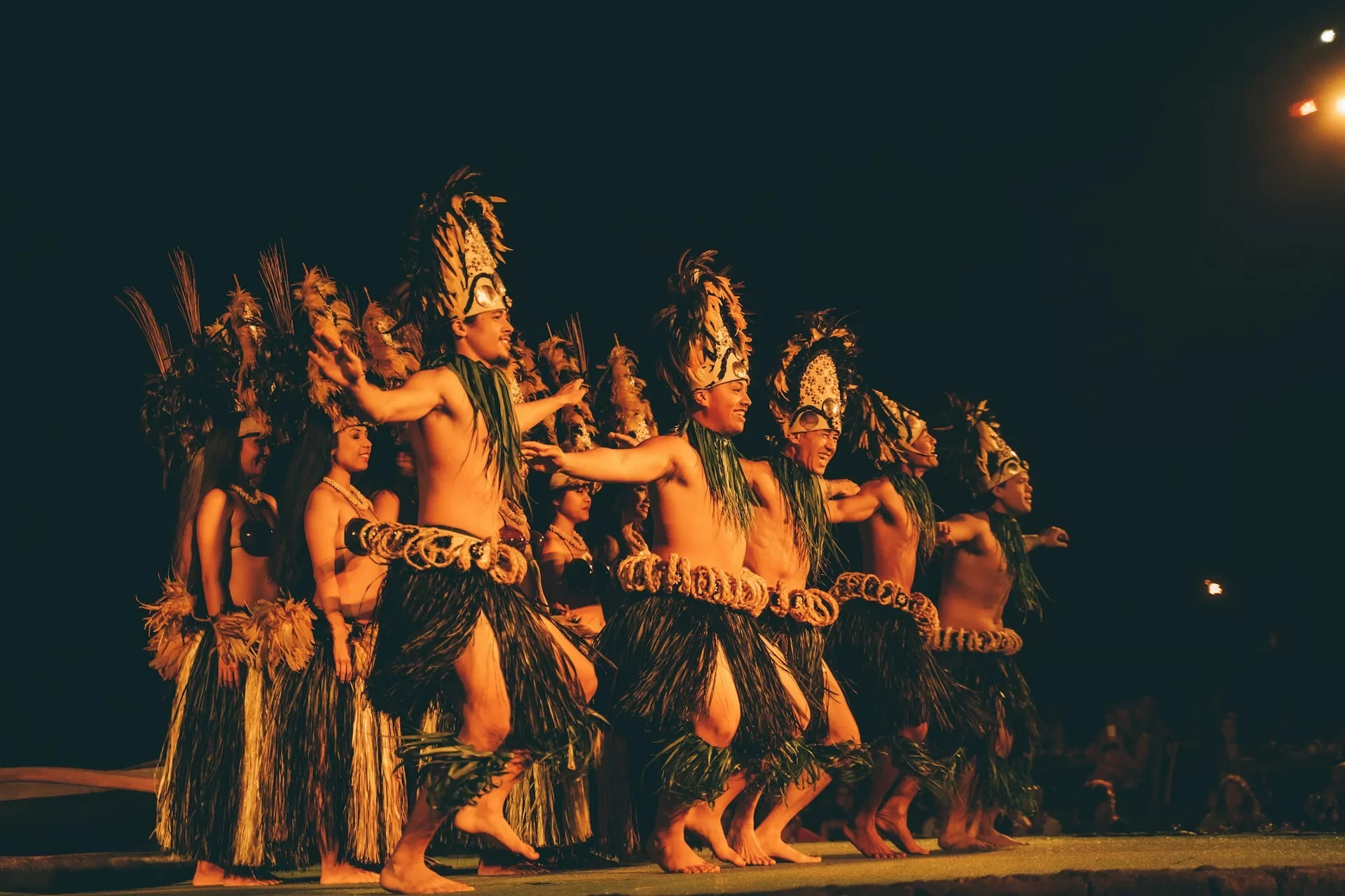 Hula dansers tijdens een traditionele Hawaiian Luau met kleurrijke kleding