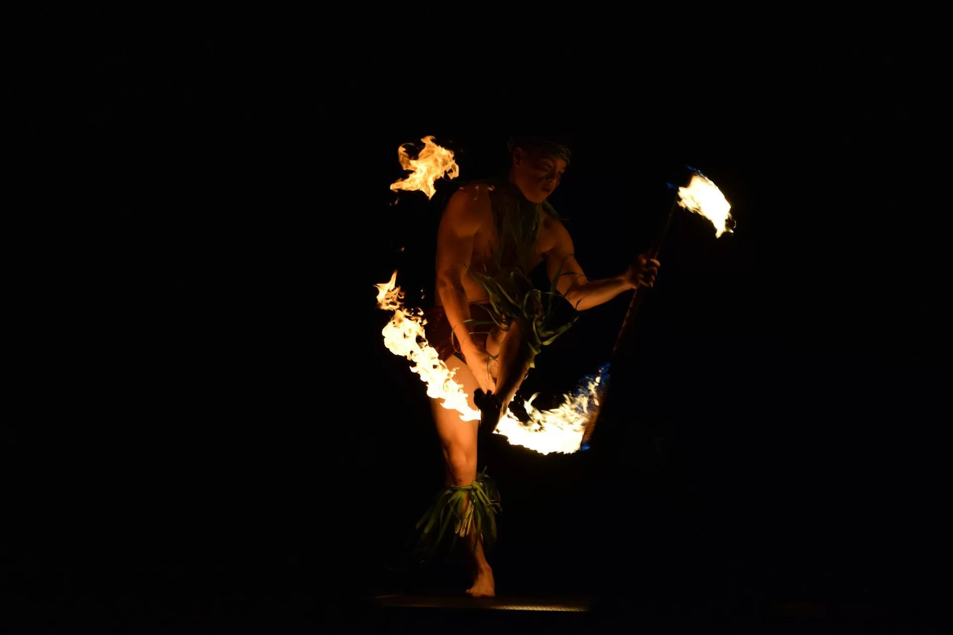 Hawaiianische Luau-Tänzerin mit Feuerstab beim traditionellen Tanz