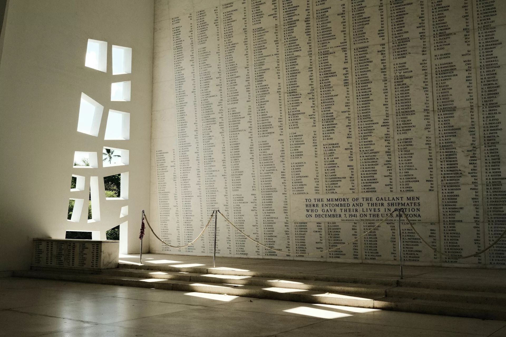 Die Mauer mit den Namen der Opfer von Pearl Harbor in Honolulu