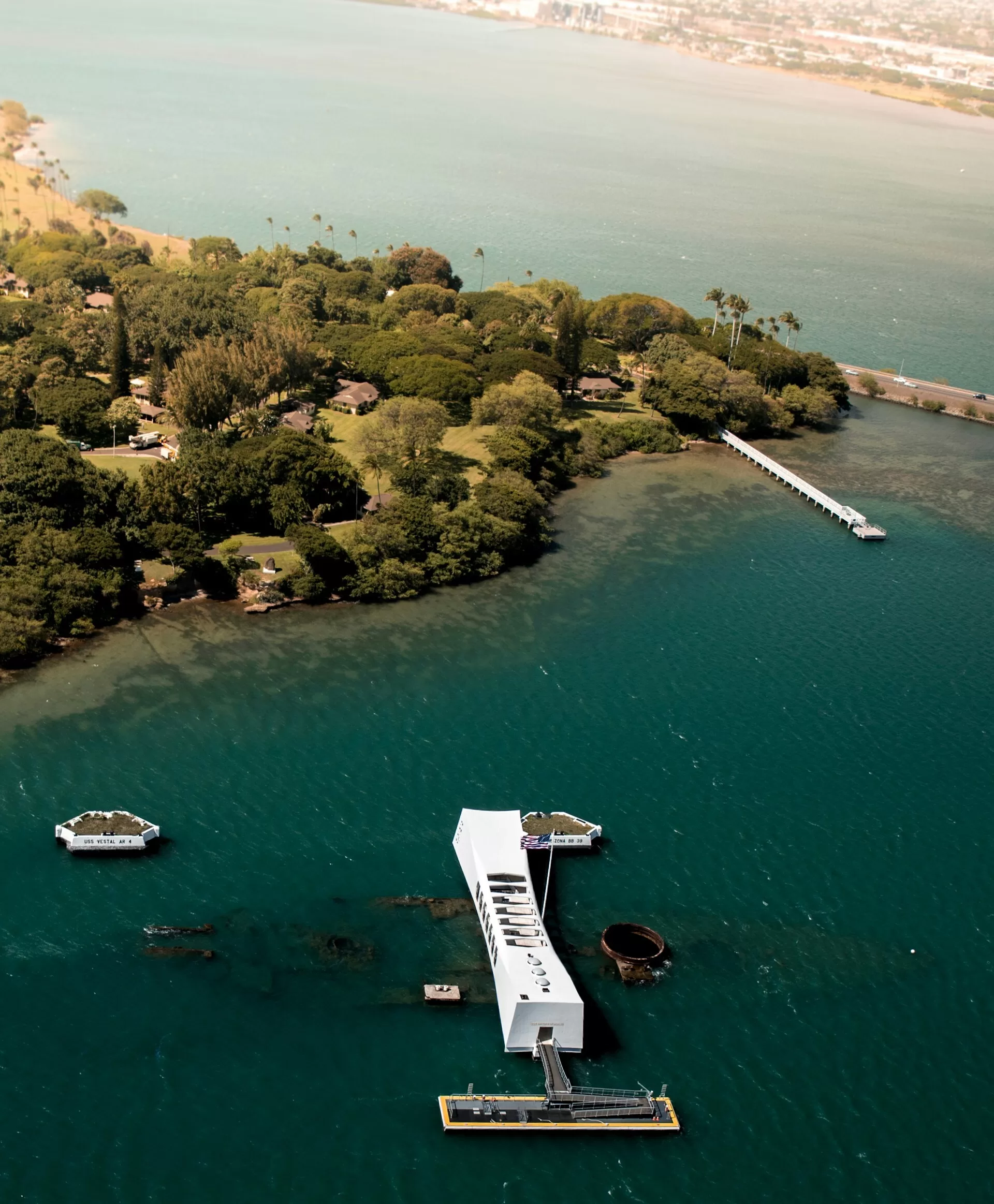 Luchtfoto van blauw water, bos en een dorp op een eiland in Hawaii