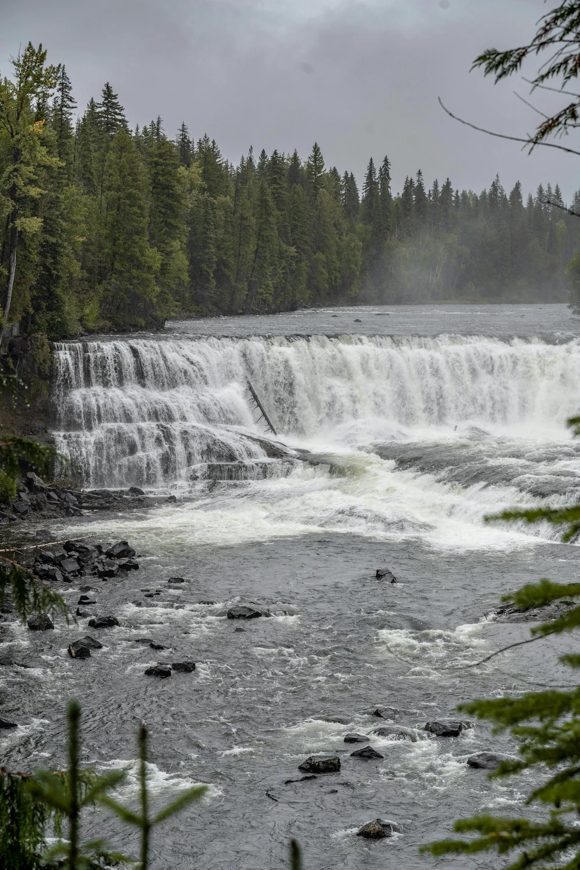 De rivier met watervallen in Clearwater West Canada