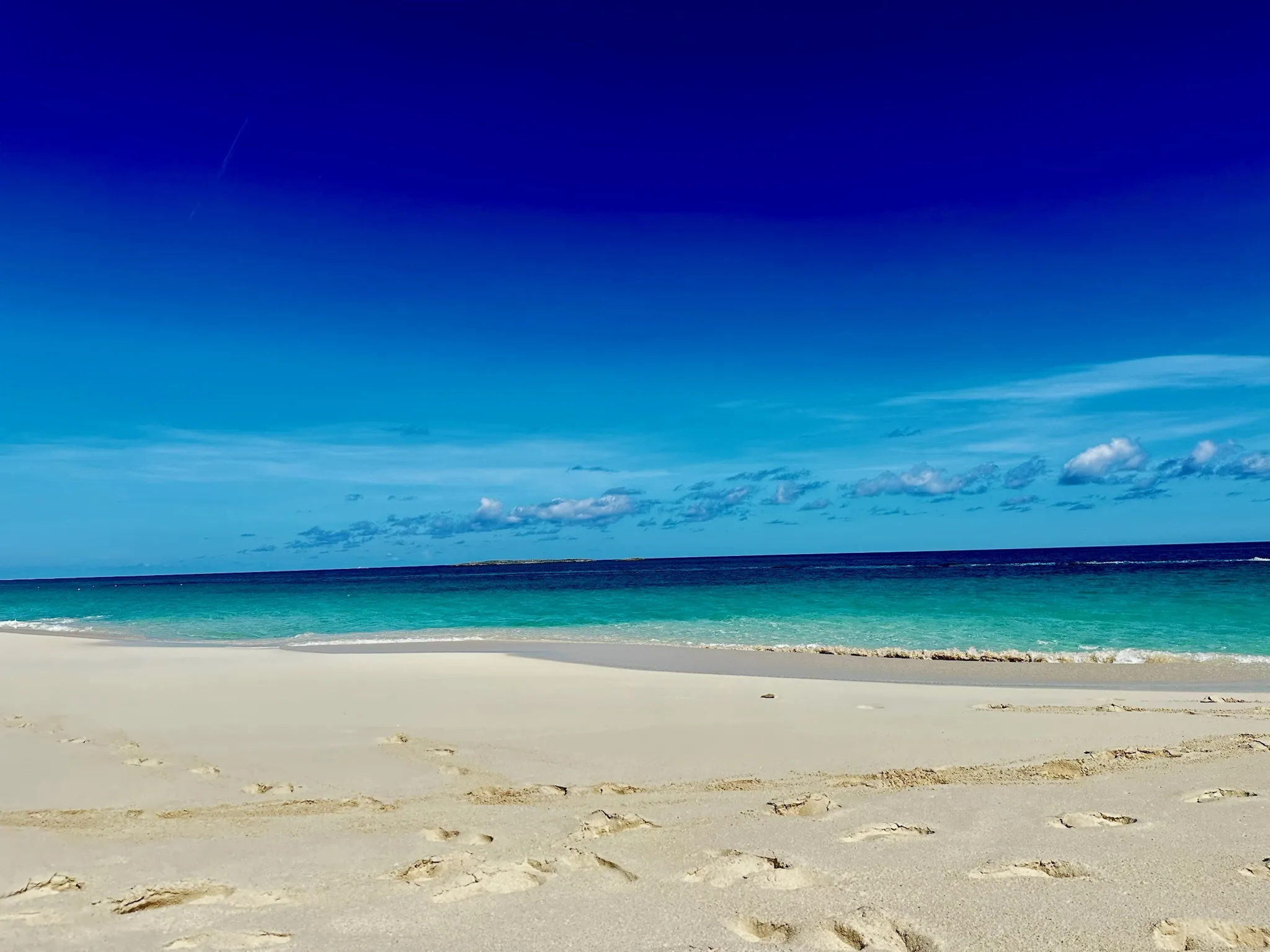 De zandstranden en helderblauw water van Cabbage Beach in Nassau