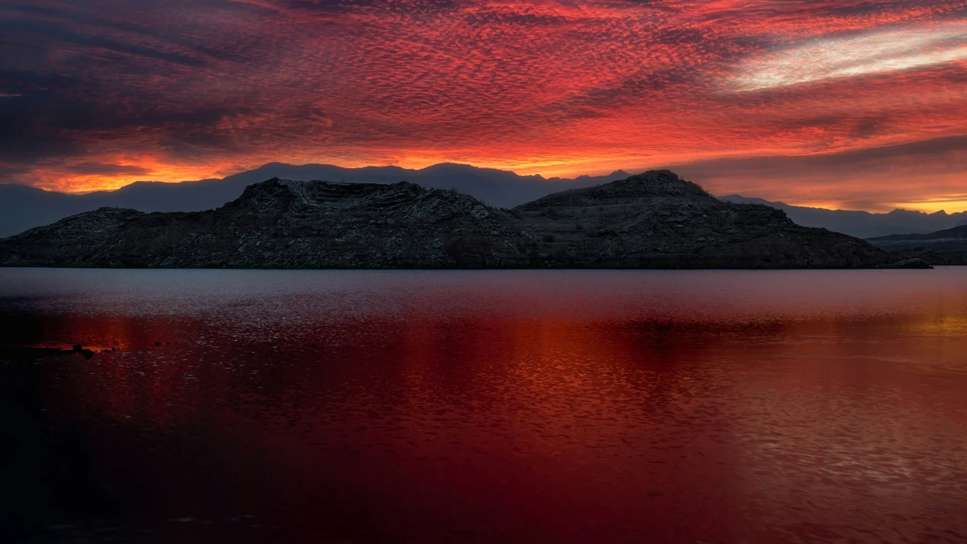 Lake Mead in Nevada tijdens een zonsondergang