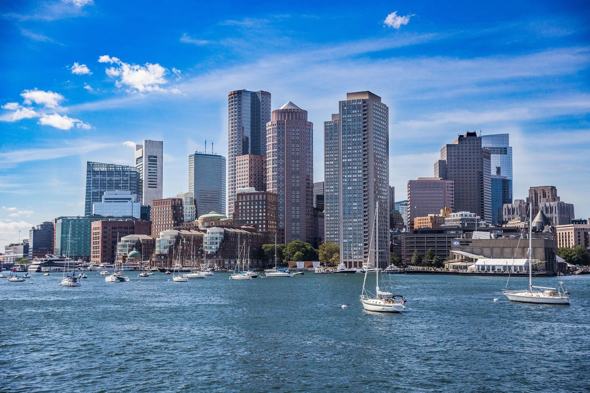 De skyline van Boston vanaf het water