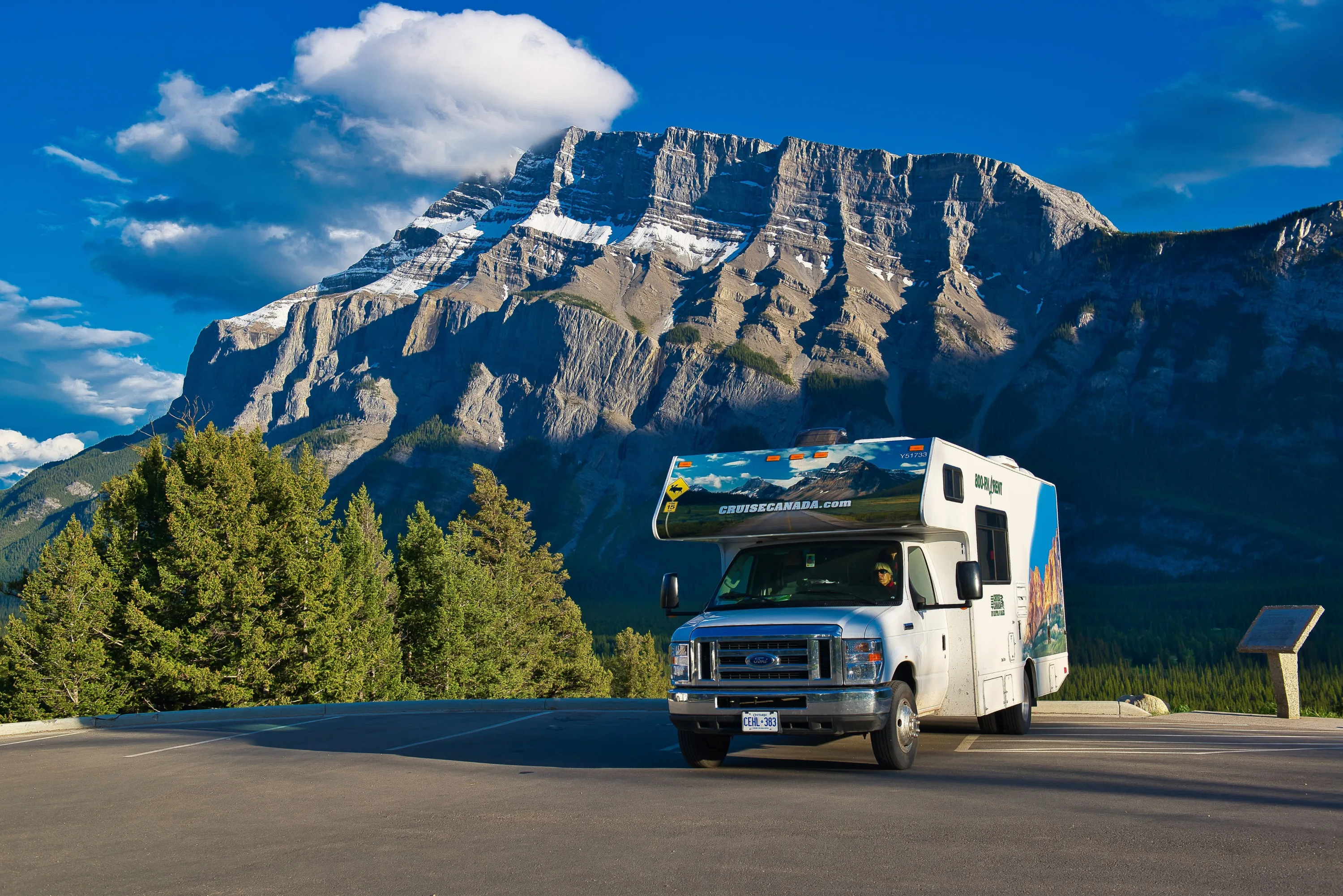 Camper van Cruise Canada met de Rockies in West Canada op de achtergrond