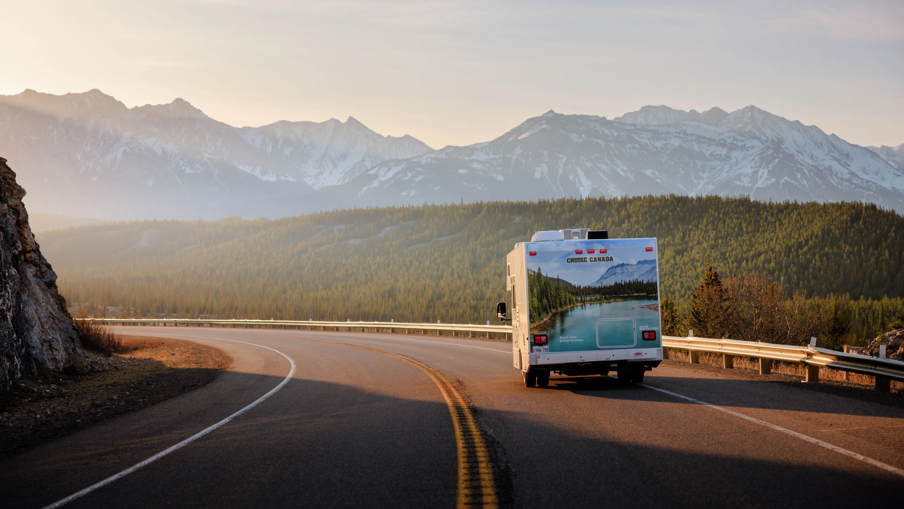 Achterzijde camper van Cruise Canada onderweg door de bergen van Canada