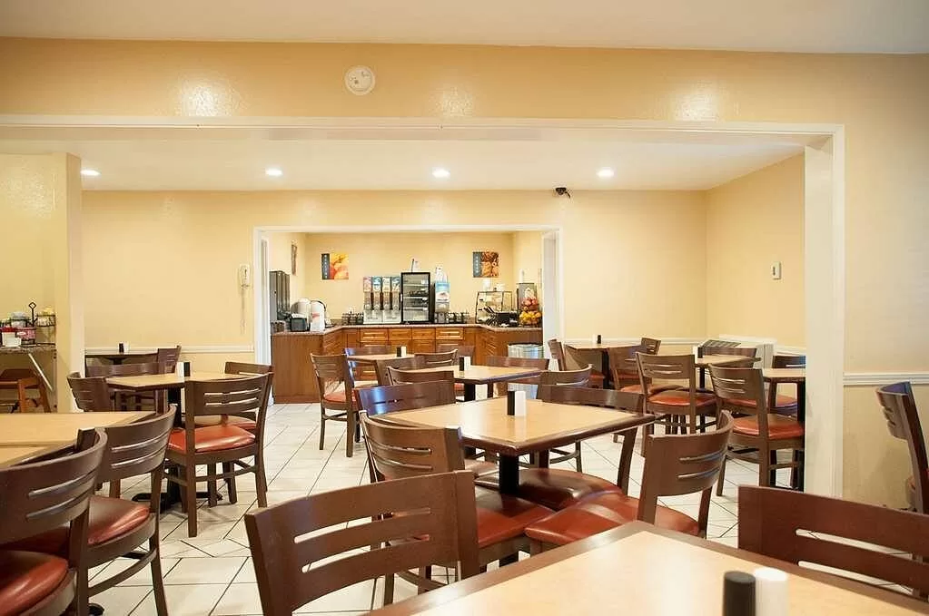 Ontbijtzaal met buffet in het Best Western Village Inn Fresno