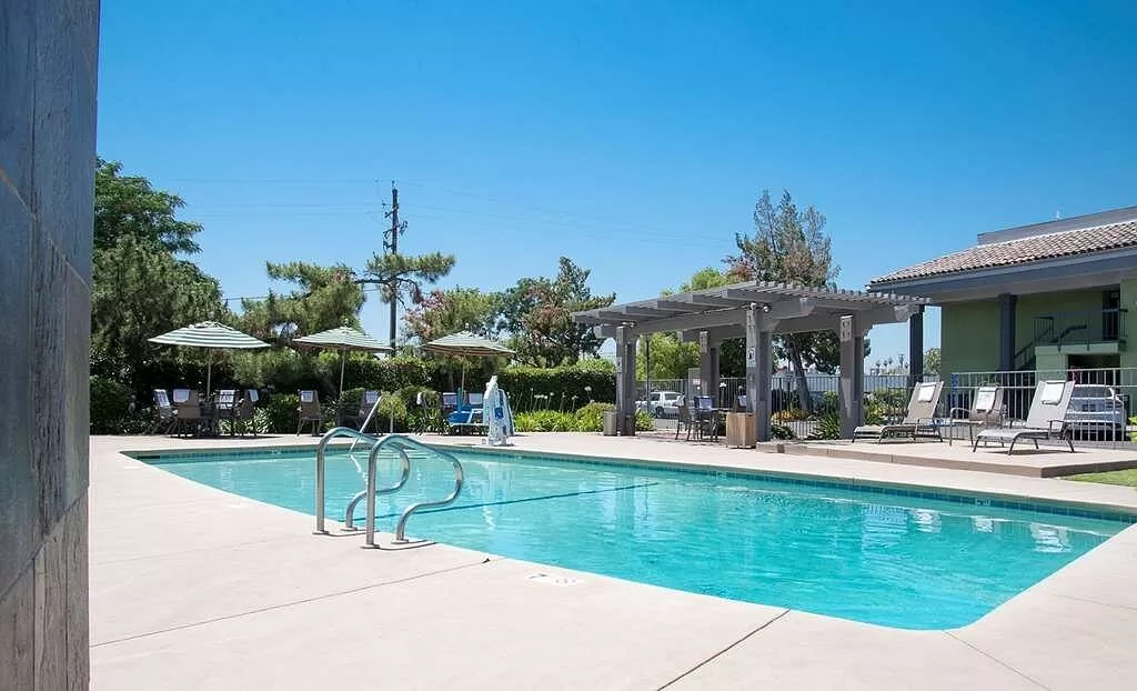 Buitenzwembad bij het Best Western Village Inn Fresno