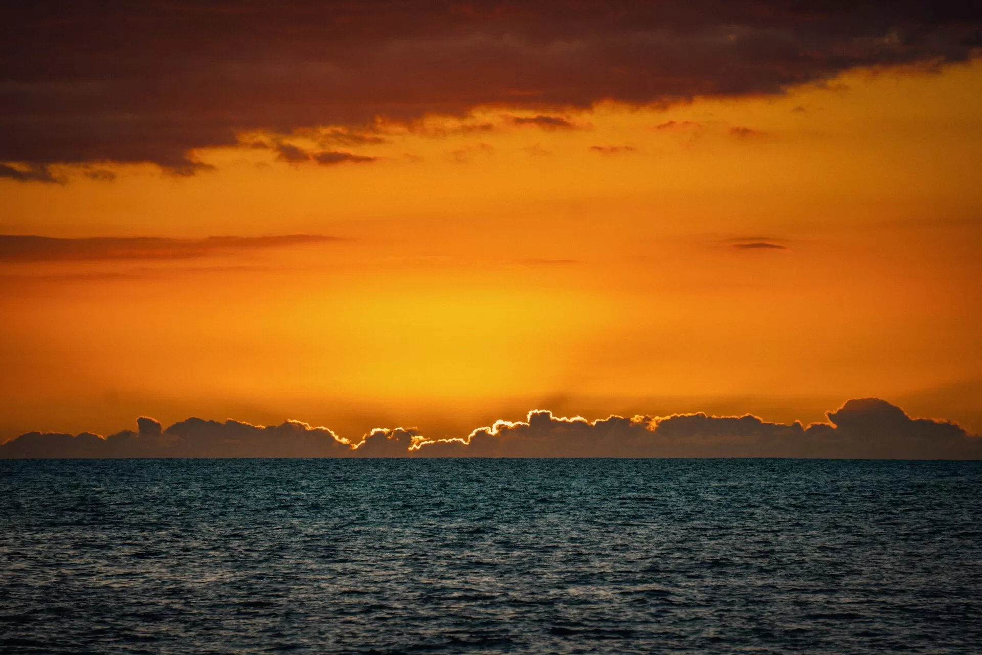 Zonsondergang in zee op Oahu Hawaii