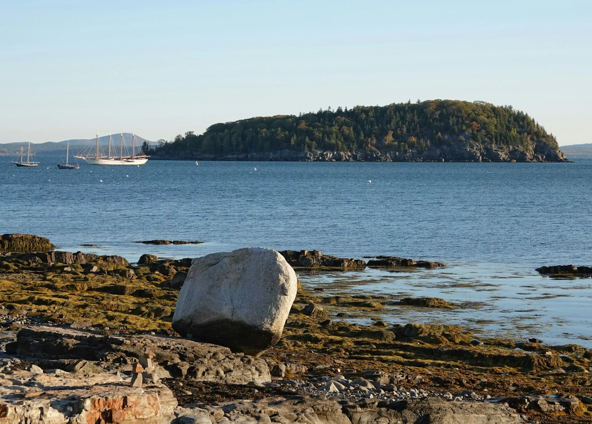Uitzicht over de haven van Bar Harbor met een eilandje op de achtergrond