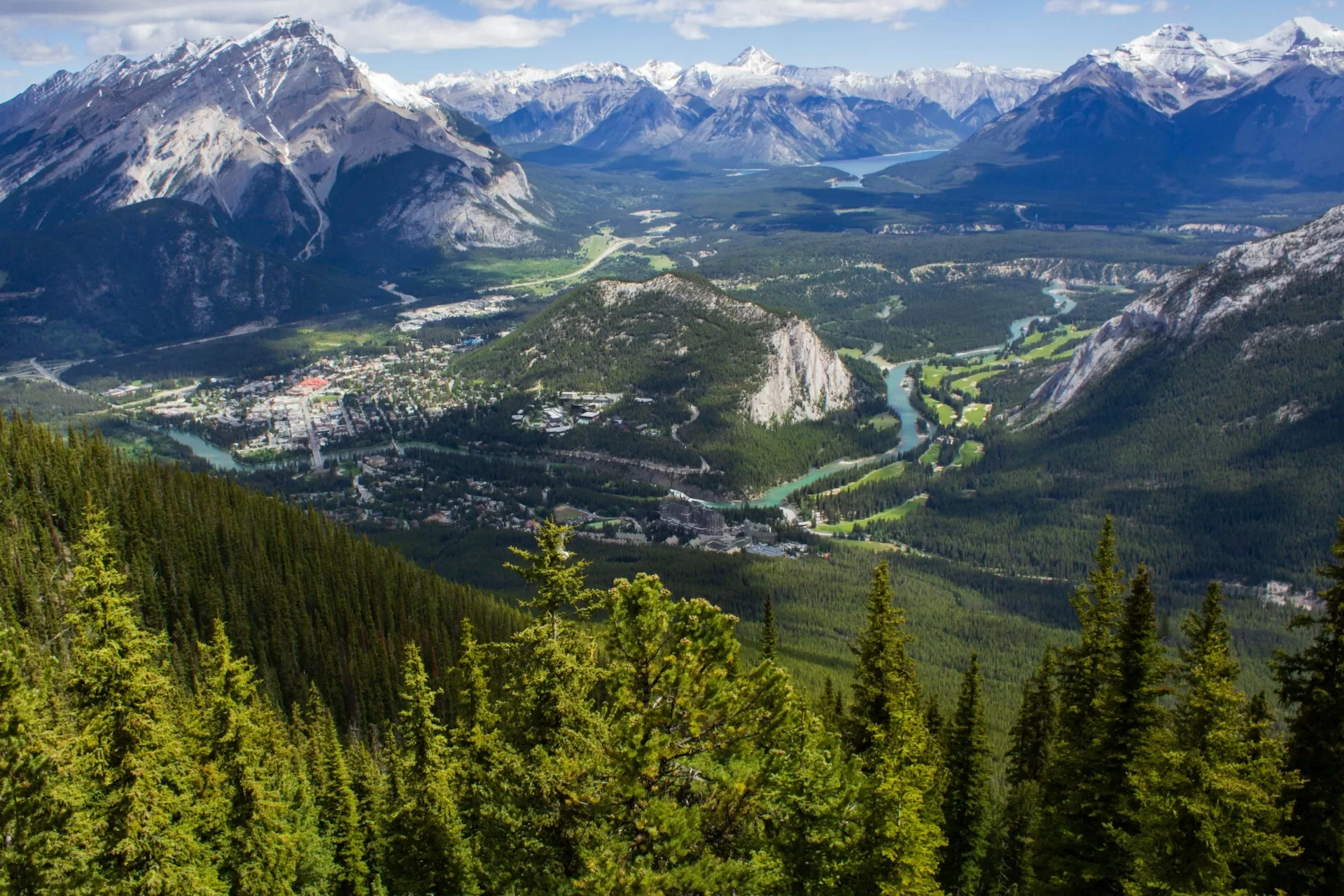 Blick aus der Gondel über Banff mit schneebedeckten Bergen im Hintergrund in Alberta, Kanada