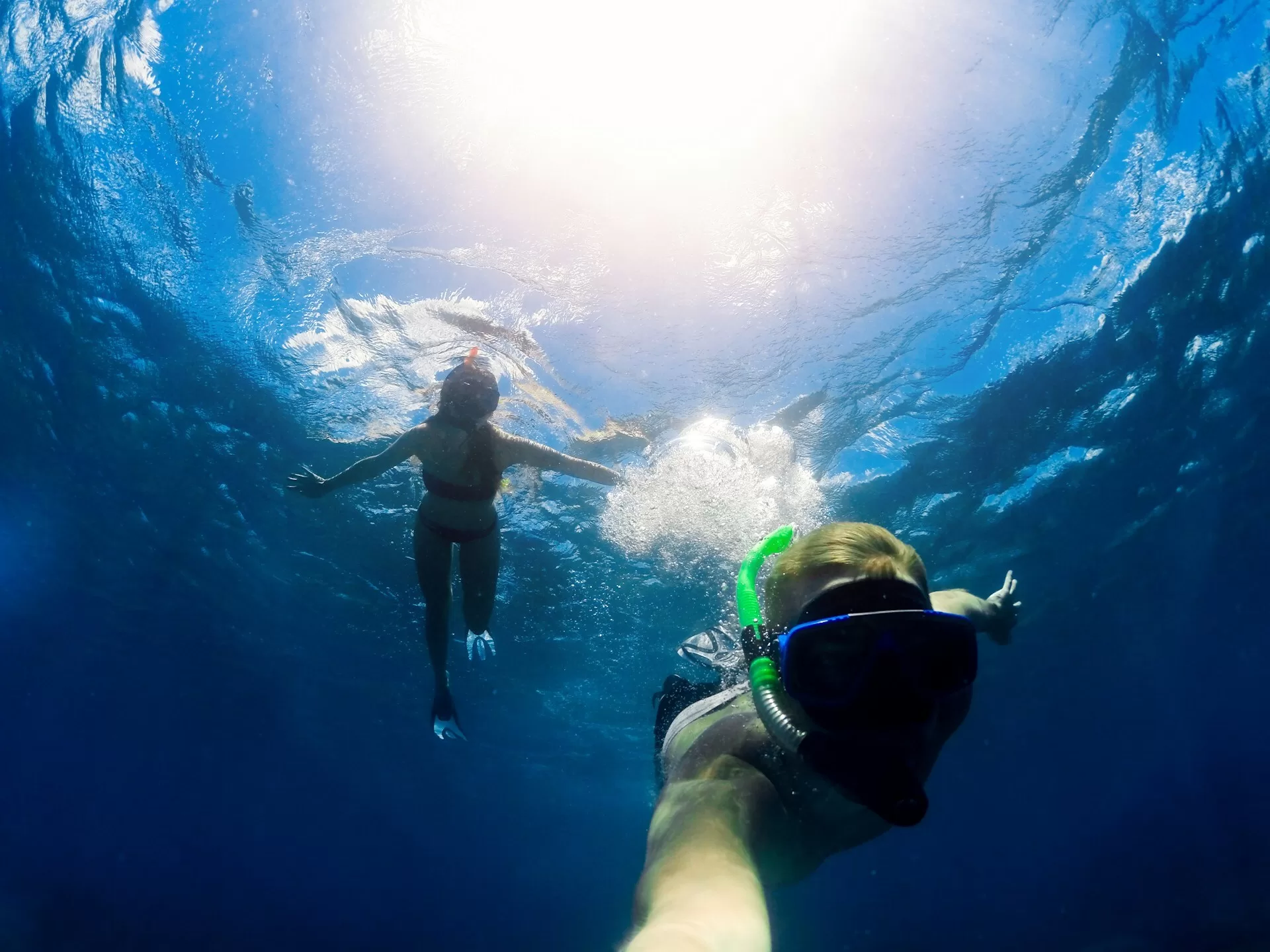 Twee mensen snorkelen in helderblauw water tijdens vakantie