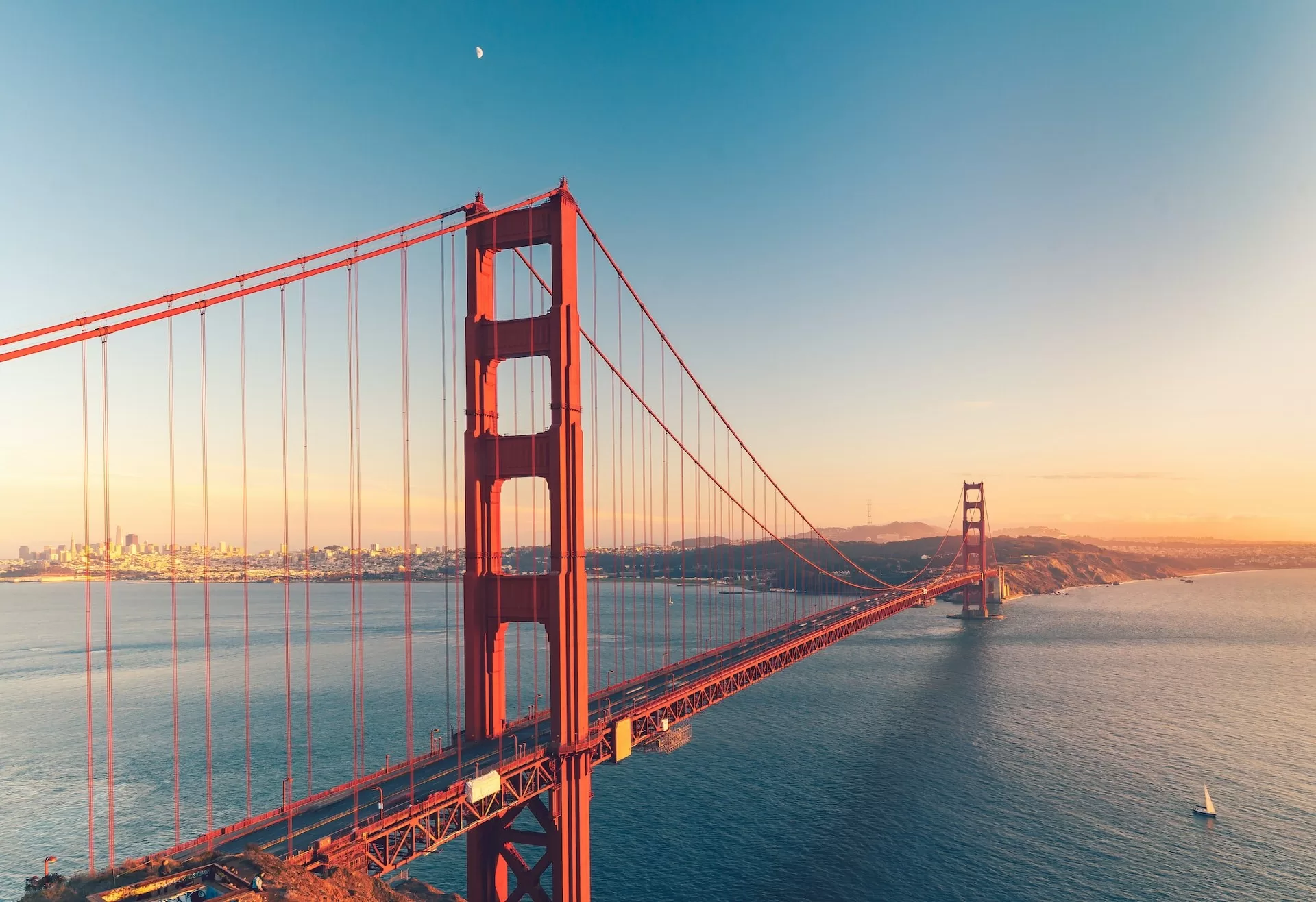 De Golden Gate Bridge San Francisco in de avondzon