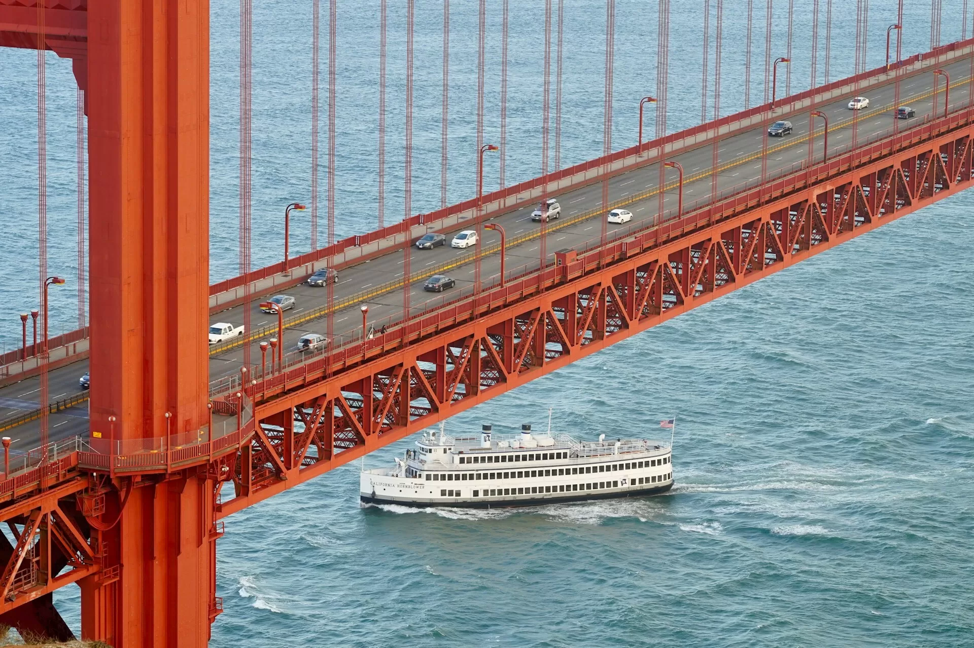 Boot fährt unter der berühmten Golden Gate Bridge hindurch