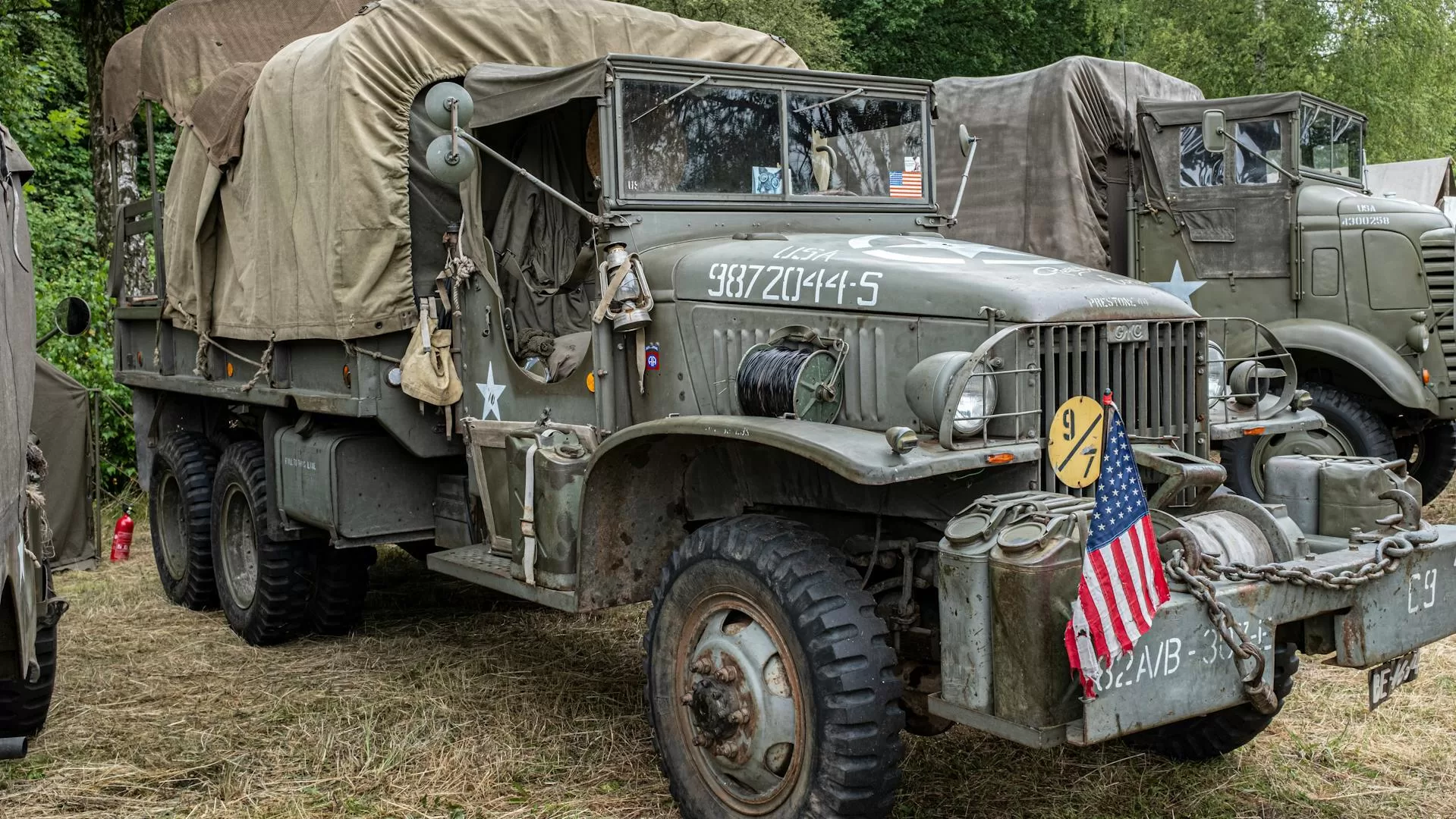 GMC Prestone 44 mit amerikanischer Flagge auf der Vorderseite, klassischer Militärlastwagen für den Außeneinsatz
