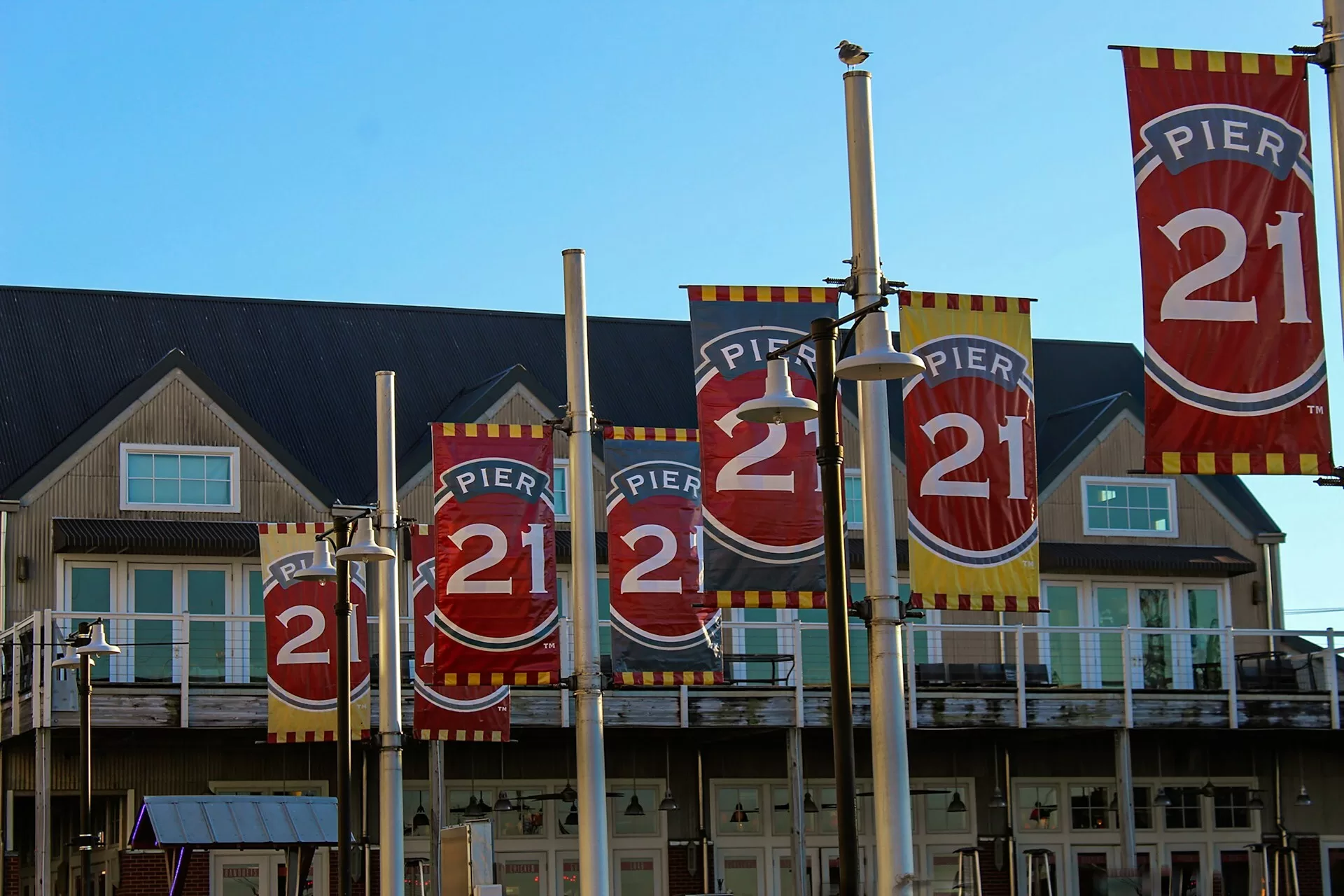 Vlaggen op Pier 21 in Galveston, Texas