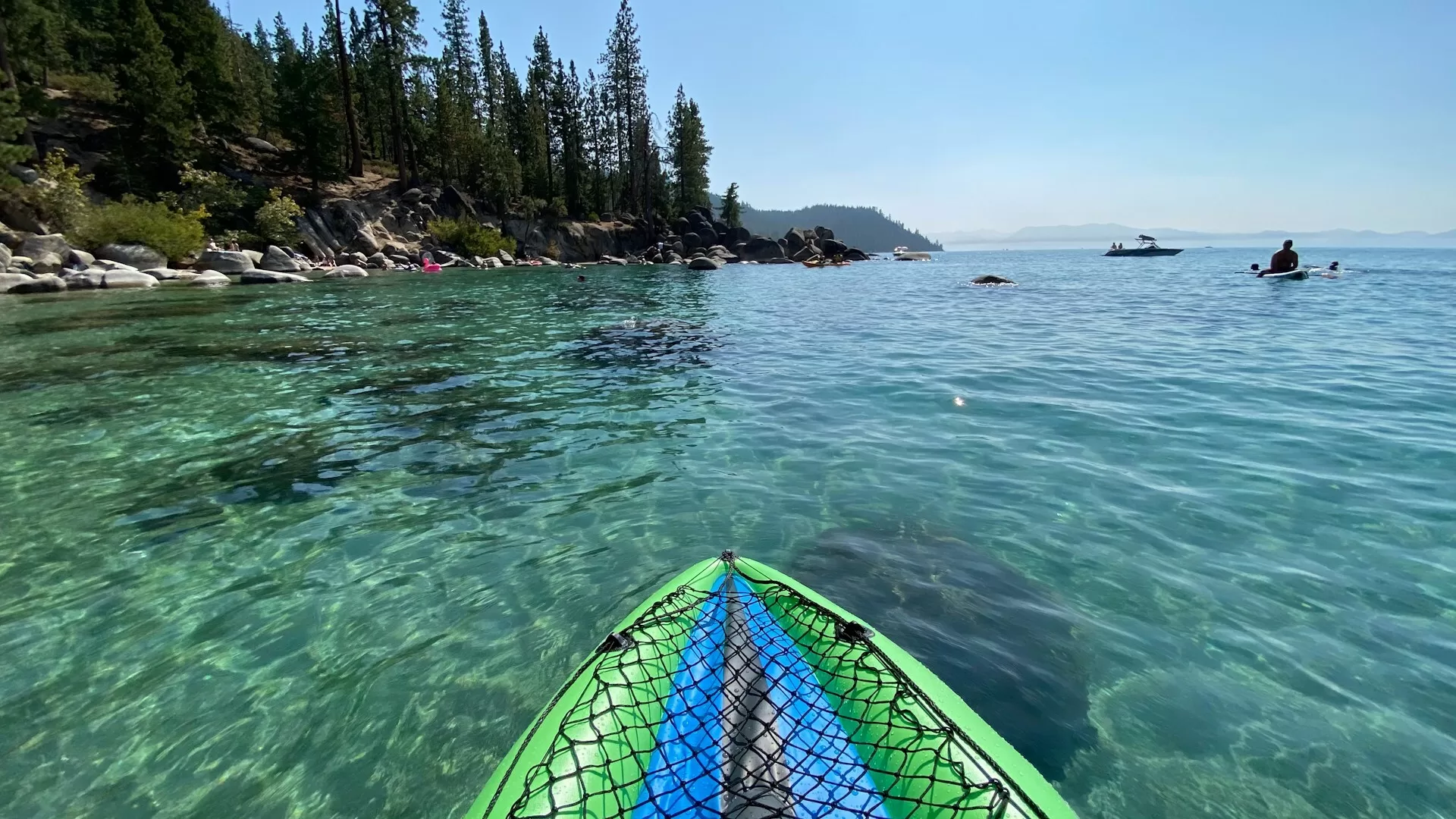 Mensen suppen op het meer van Lake Tahoe