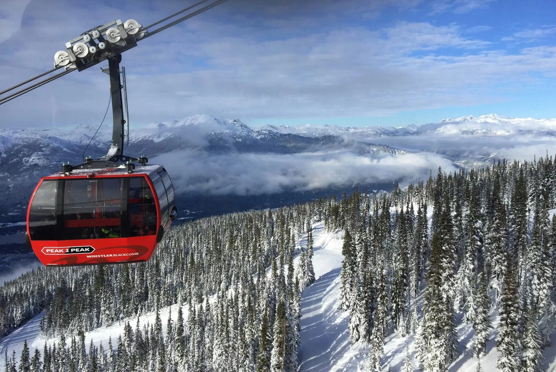 Peak to peak kabelbaan boven de besneeuwde bergen in Whistler
