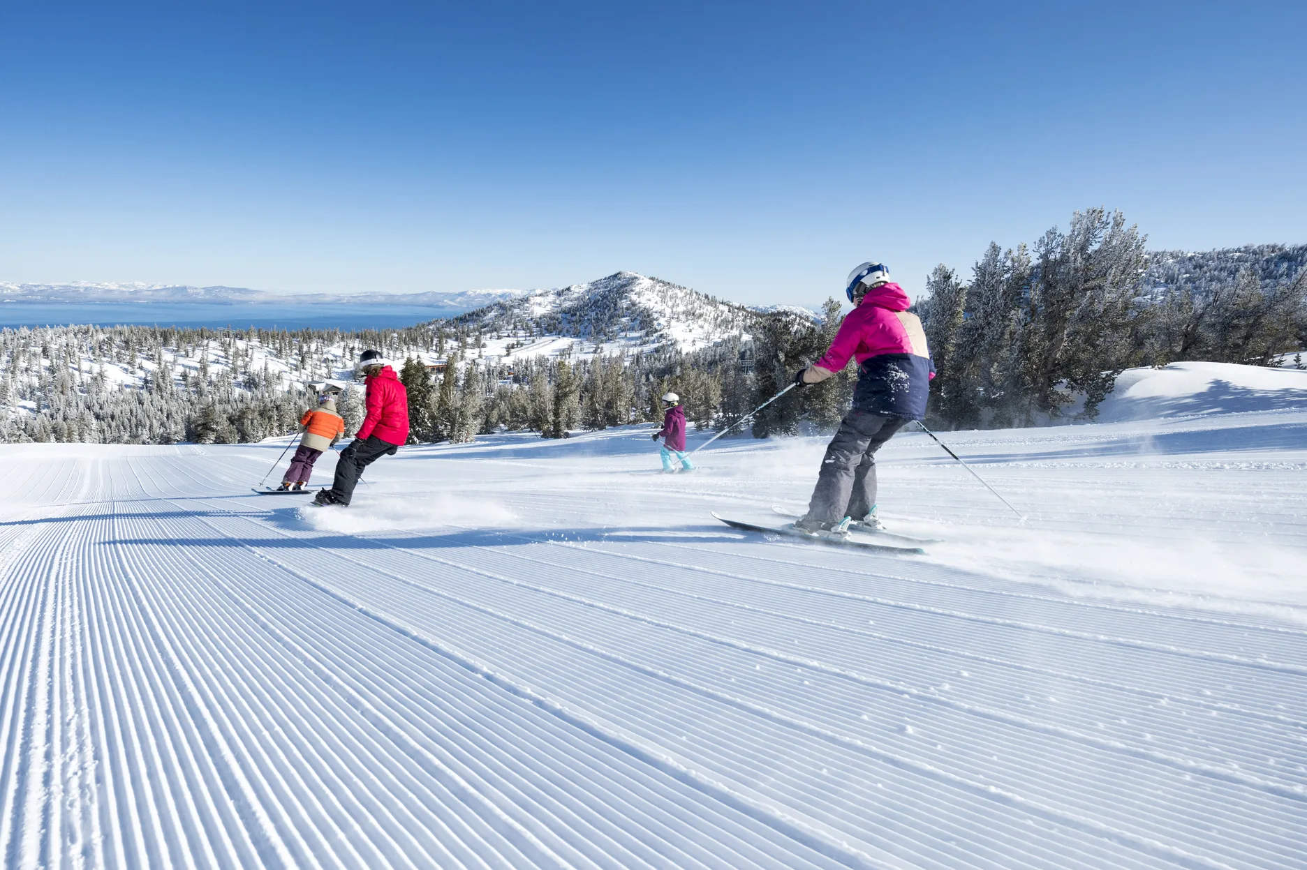 Vier Skiërs op een vlakke piste van Heavenly Mountain