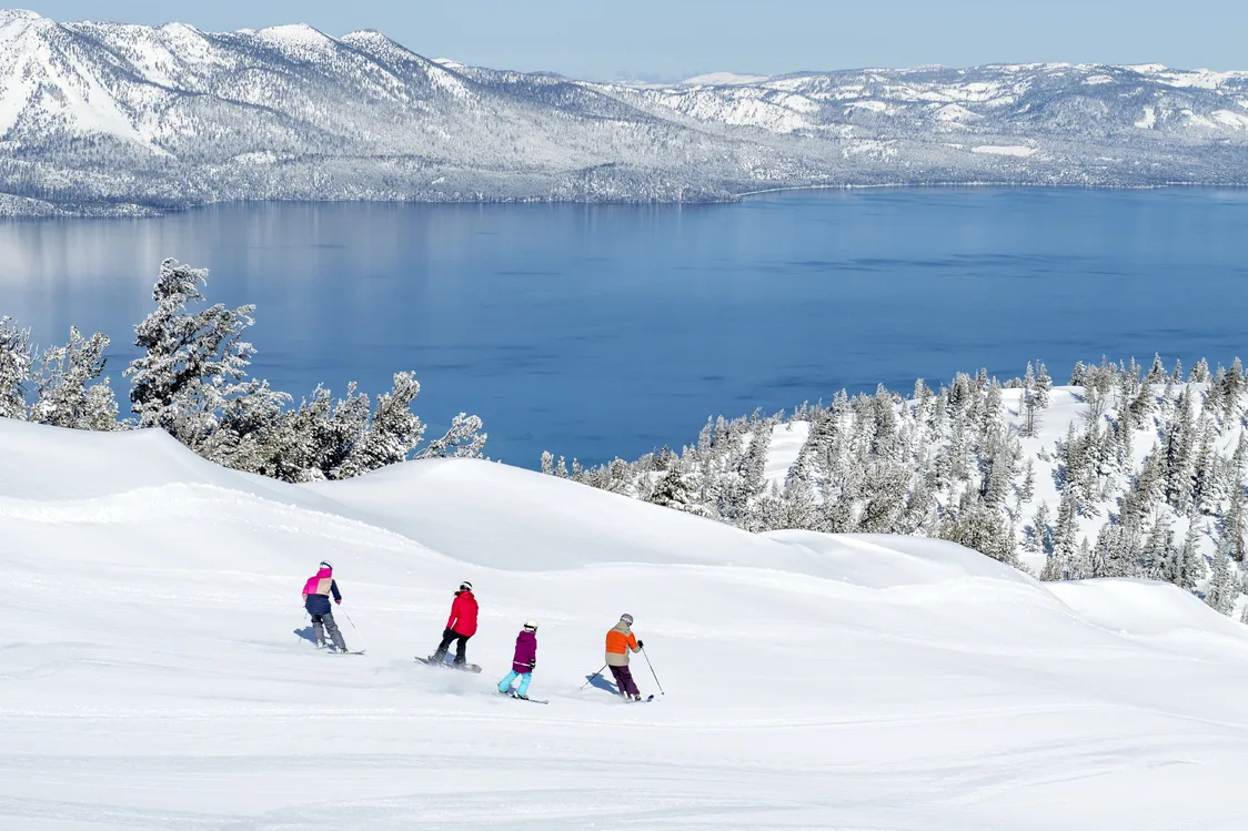 Skiërs op de pistes van Heavenly Mountain uitkijkend over Lake Tahoe