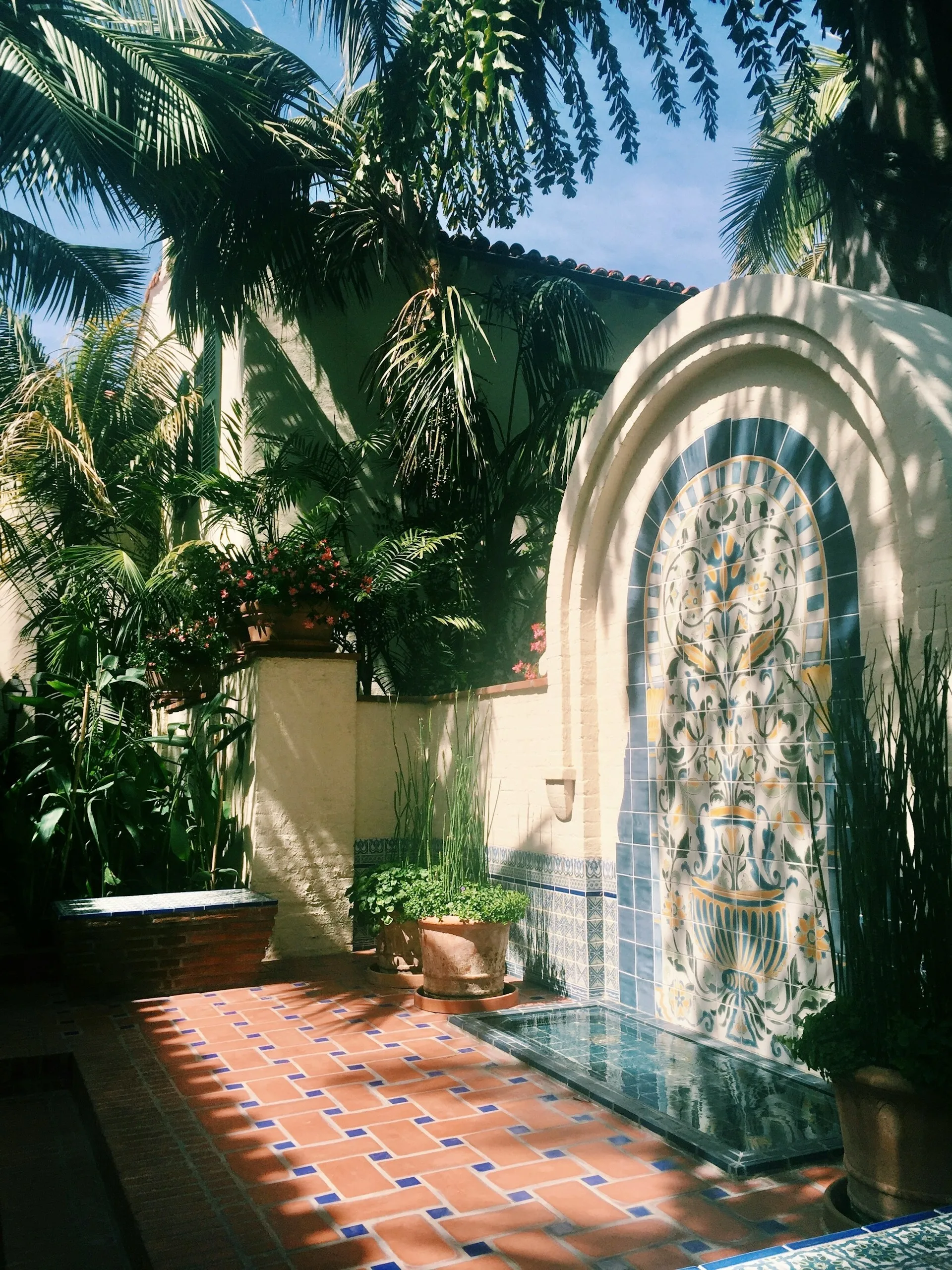 Gefliester Innenhof im Zentrum von Santa Barbra