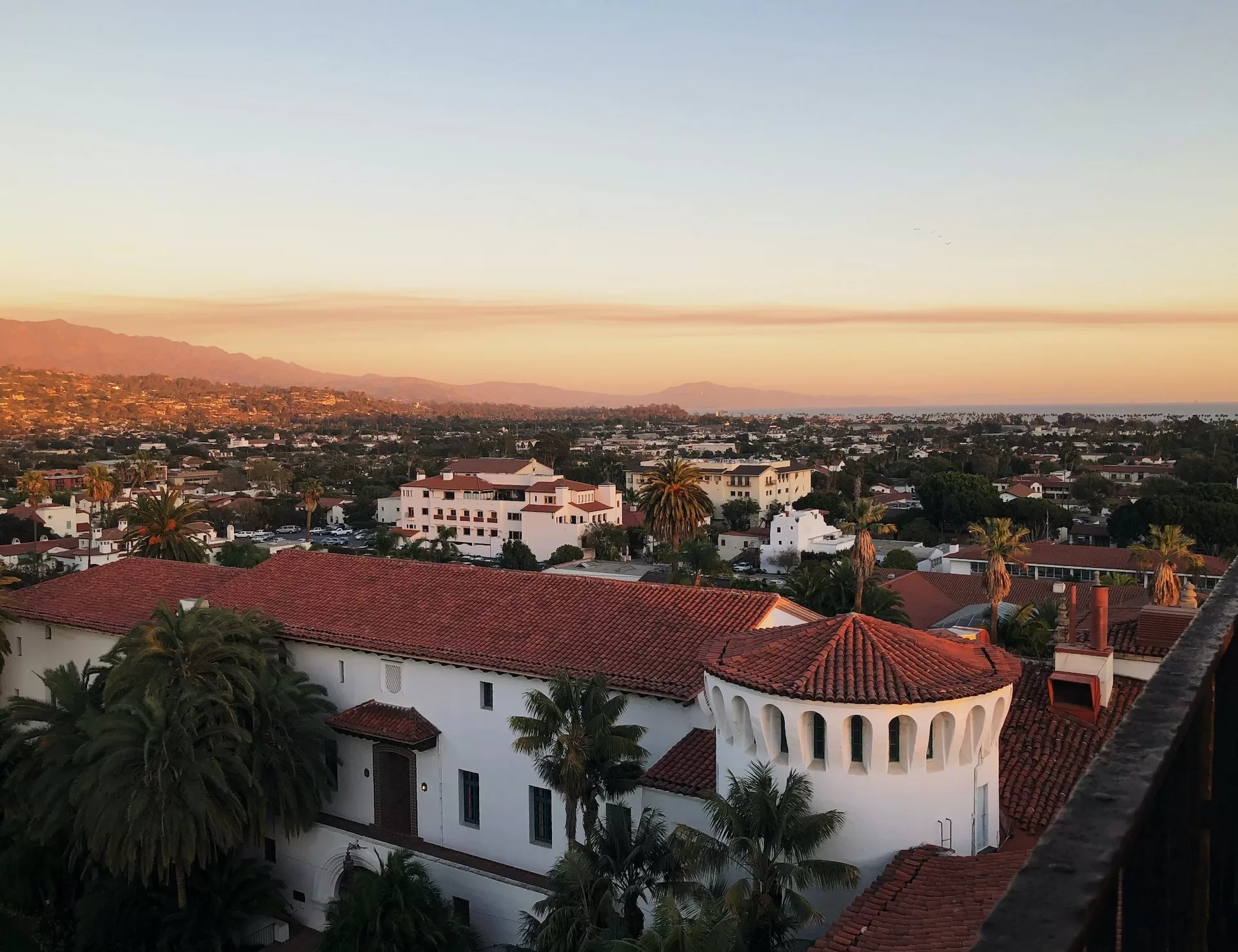 Uitzicht over de witte gebouwen met rode daken in Santa Barbara