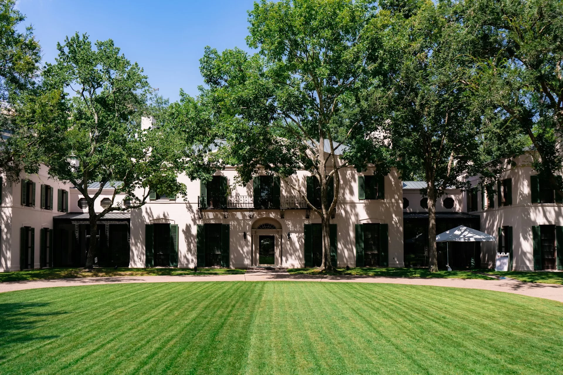 Een villa met grote bomen in Houston, Texas