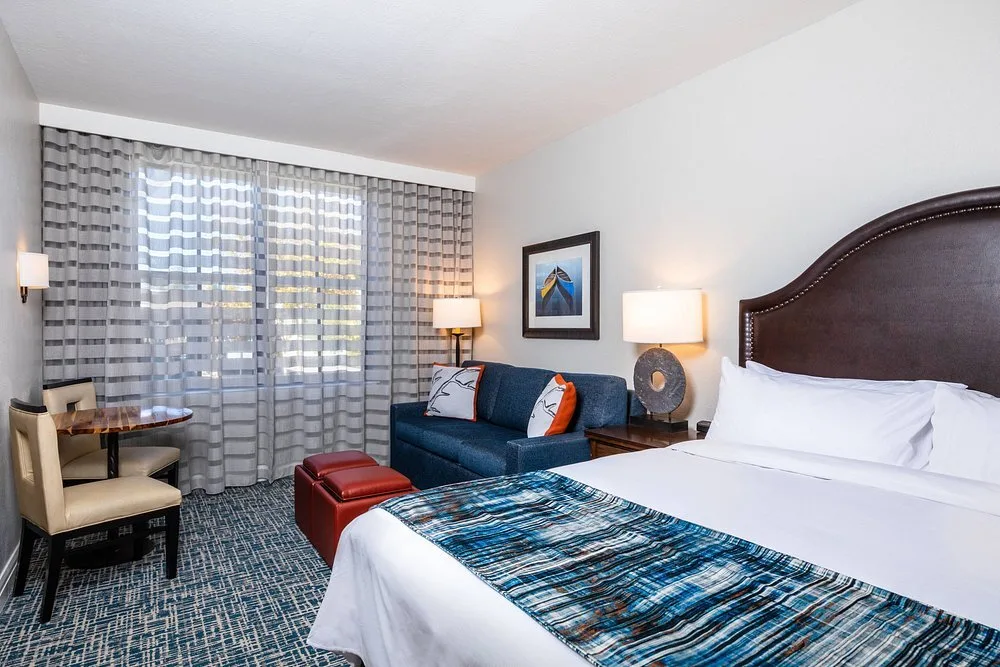 Standaardkamer met bed en sofabed in het Marriots timber lodge Lake Tahoe