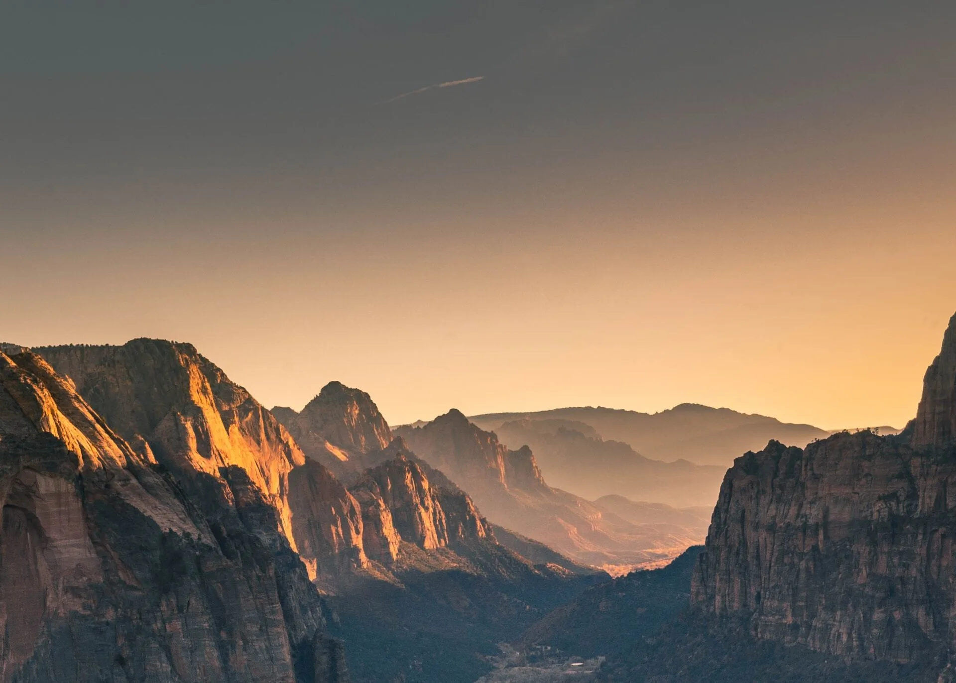 Dal met aan weerskanten Red Rocks bij zonsondergang in West Amerika