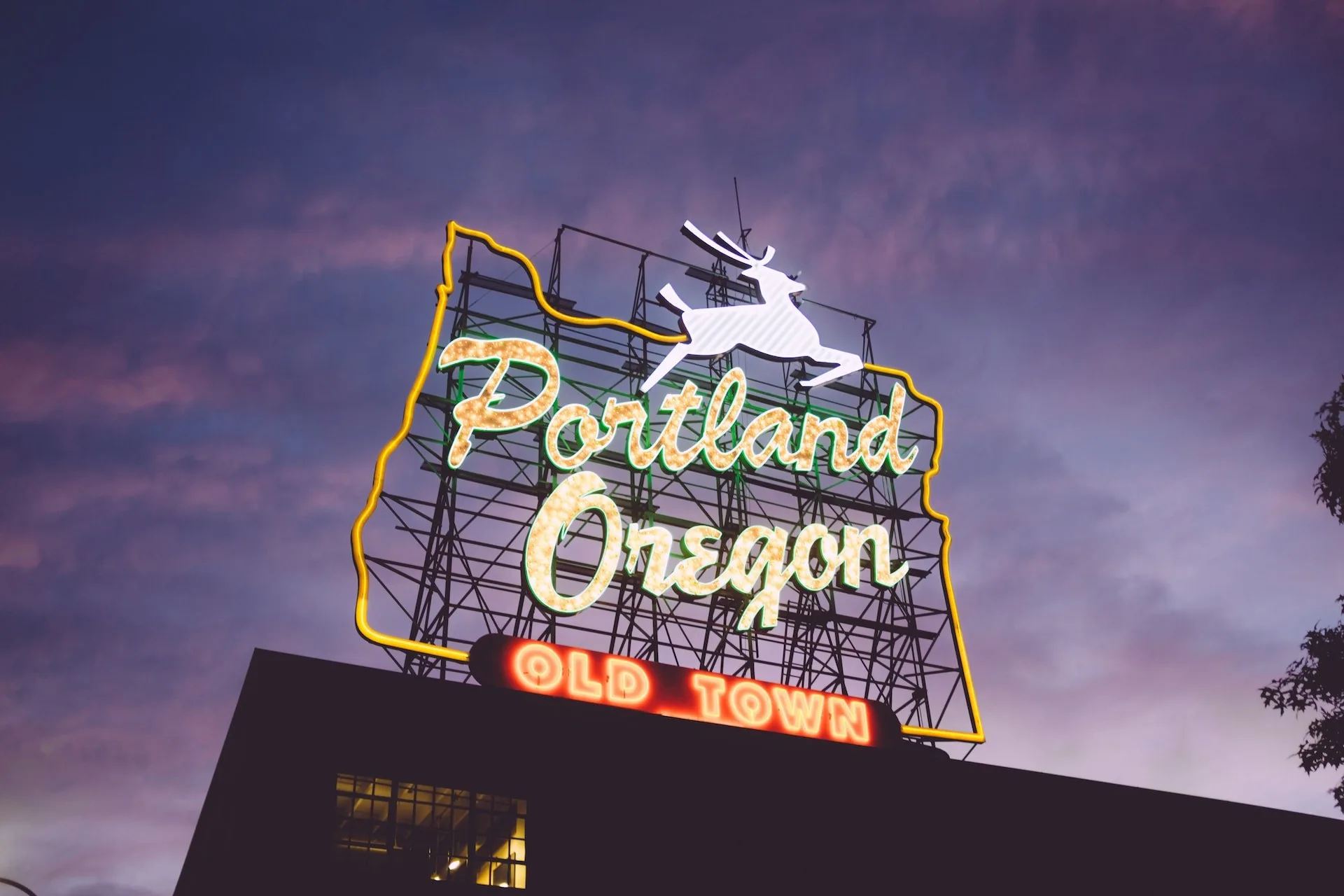 Het verlichte sign van Portland Oregon Old Town