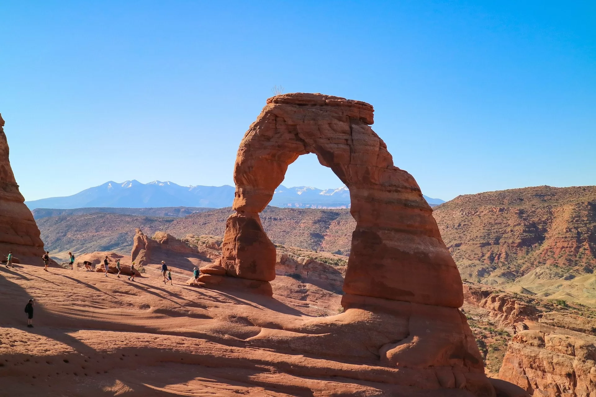 Rotsplateau met de Delicate Arch in Arches National Park in Moab Utah
