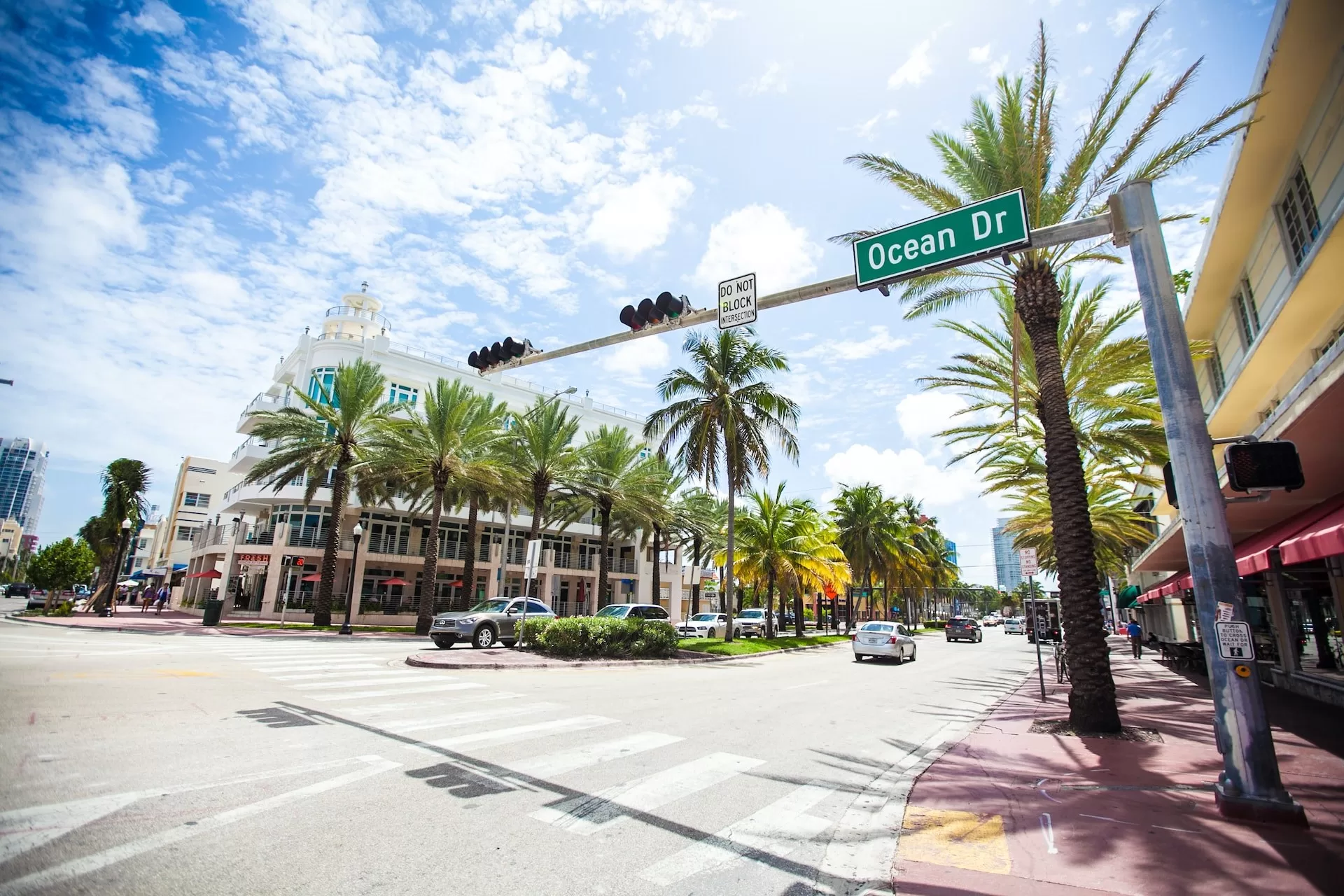 Kreuzung mit Namensschild Ocean Drive in Miami Beach