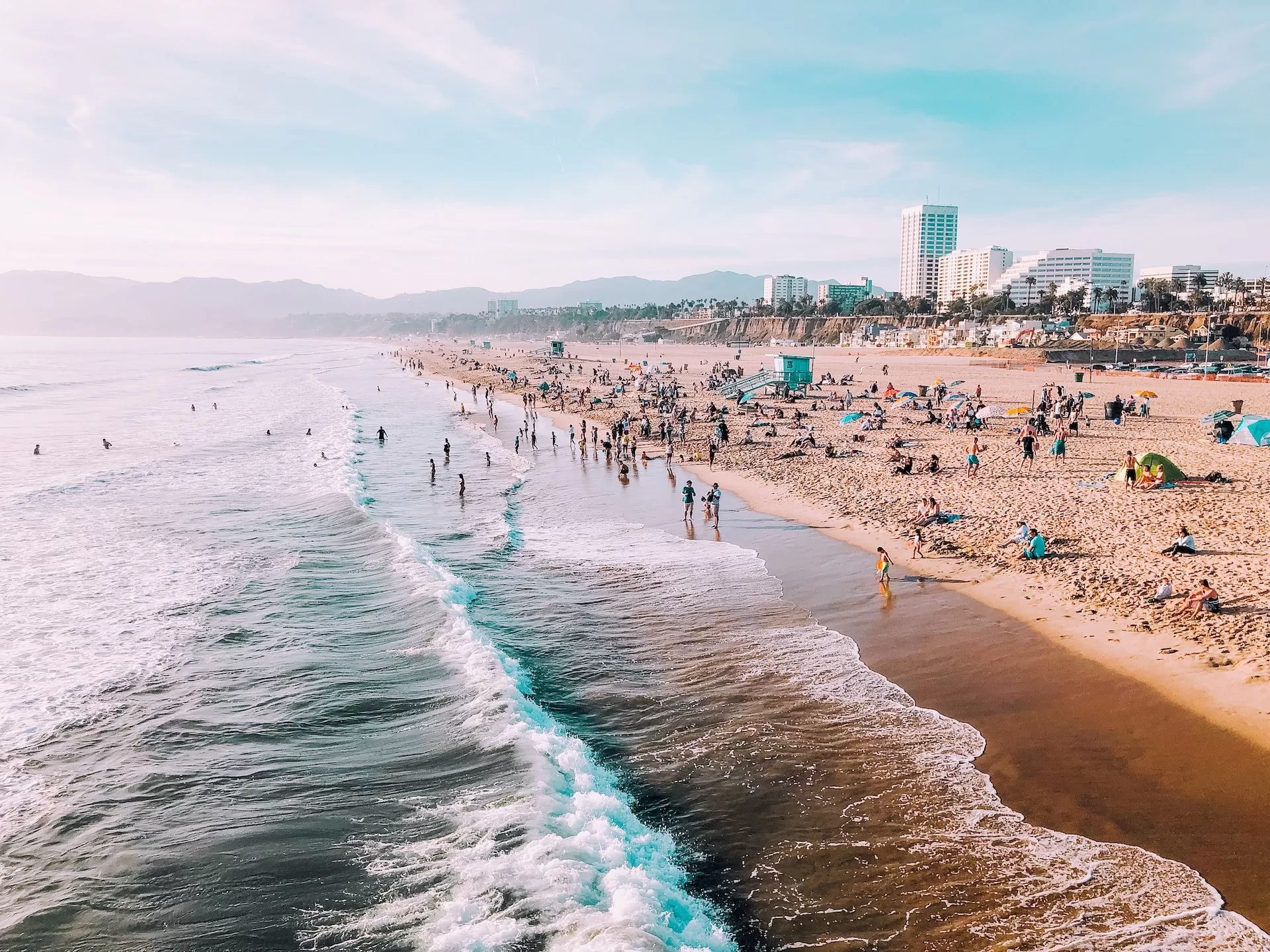 Mensen op het strand en in de zee in Santa Monica