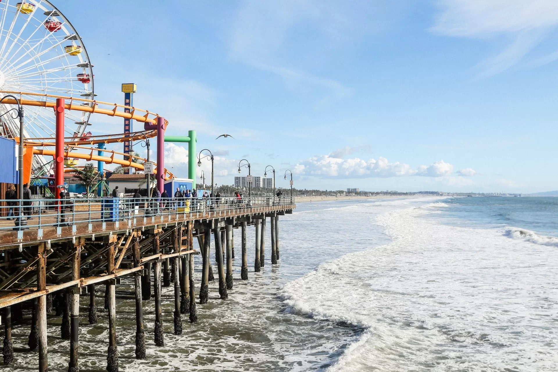 De Santa Monica Pier met het reuzenrad en de zee aan de zijkant