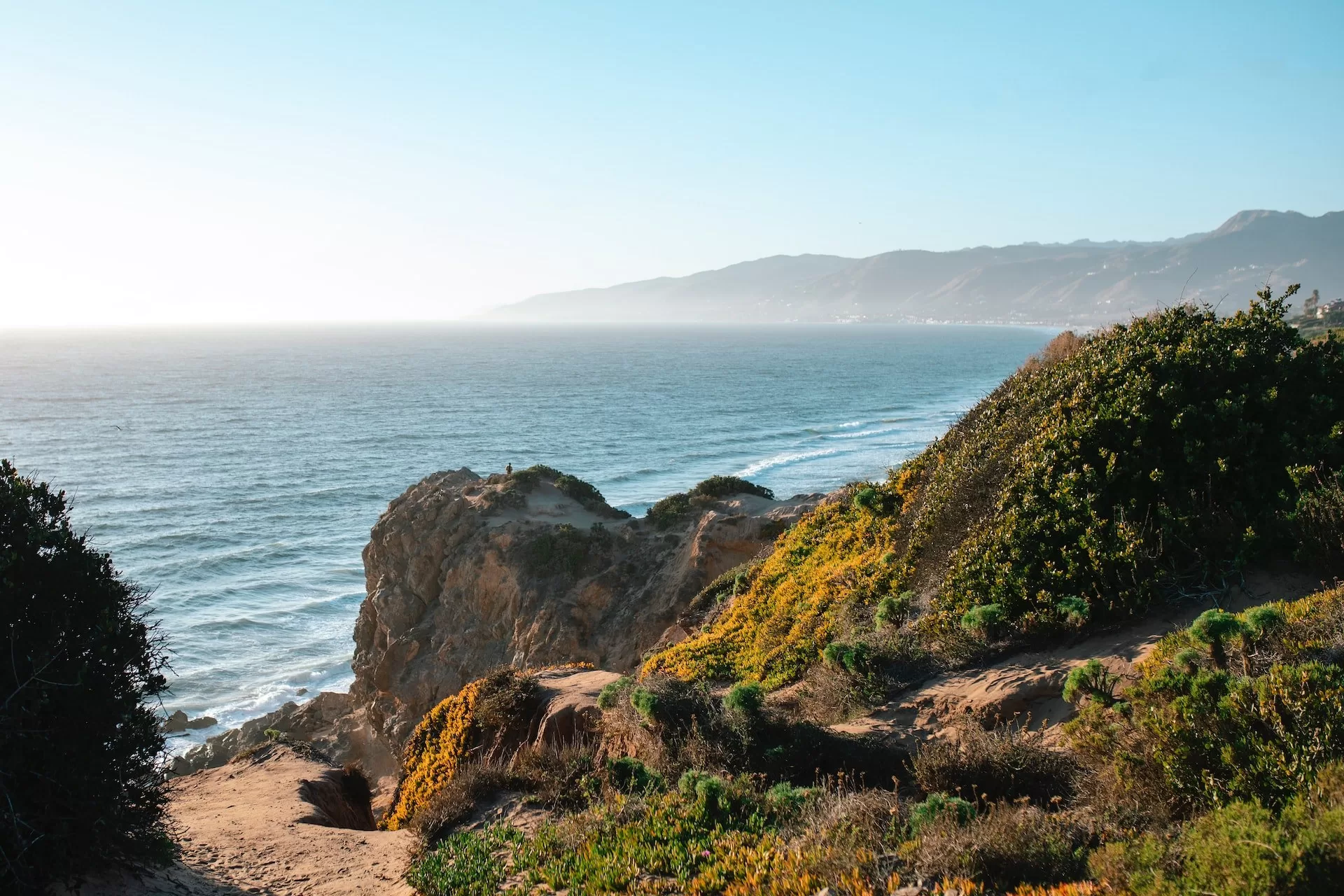 De rotsen en strand van Malibu in Californië.