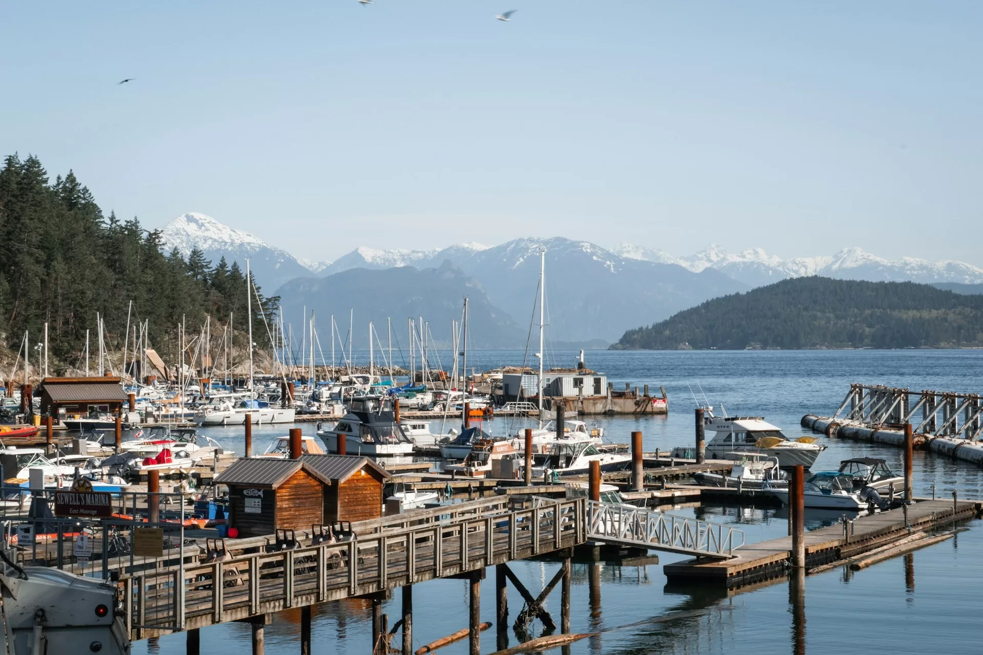 Boote im Hafen von Harbor, mit Wasser und Anlegestellen