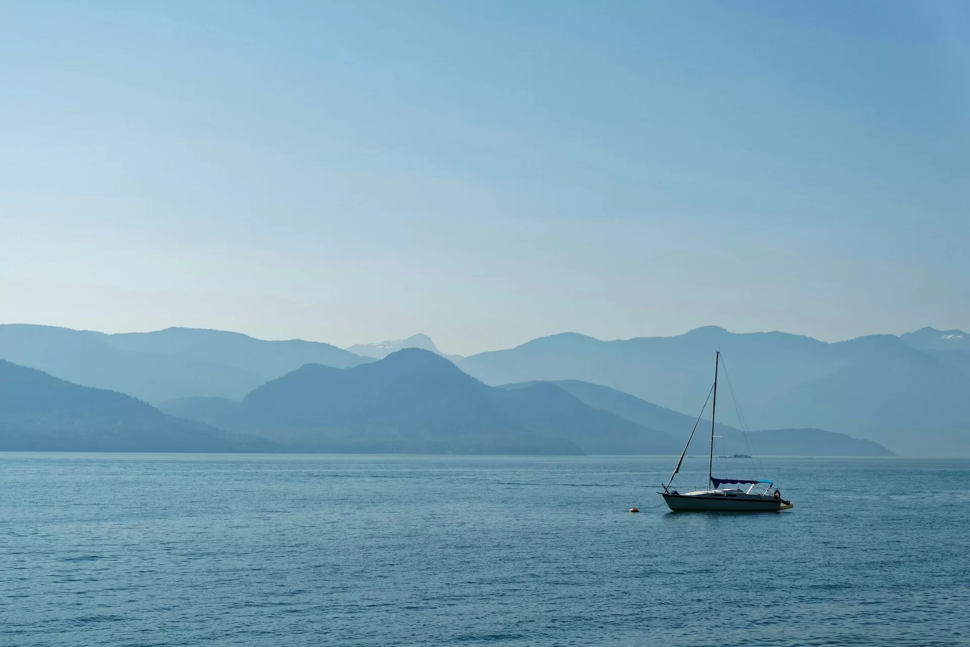 Bootsfahrt auf dem Howe Sound in British Columbia, umgeben von Bergen und ruhigem Wasser