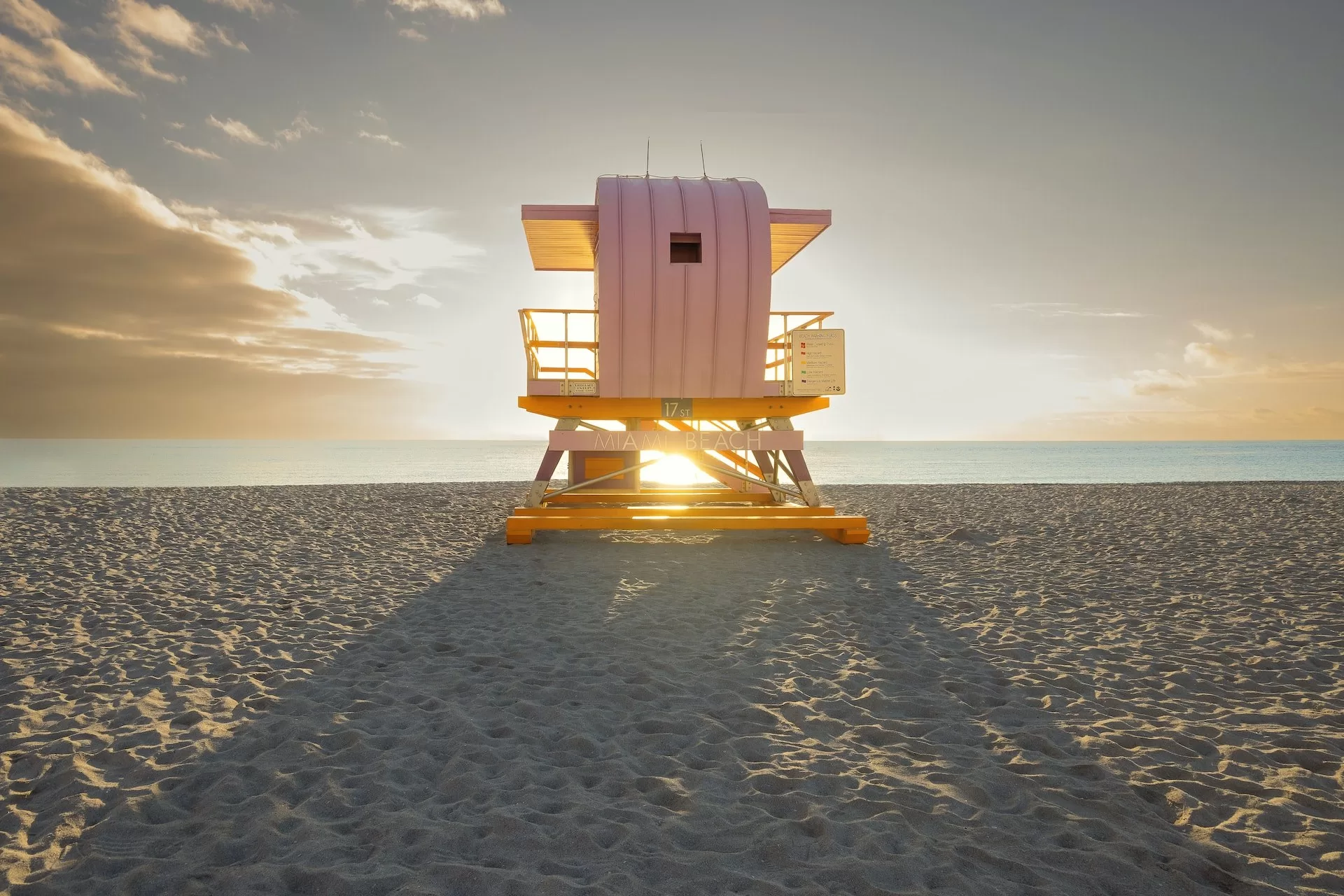 Lifeguard huisje op Miami Beach tegen de opgaande zon