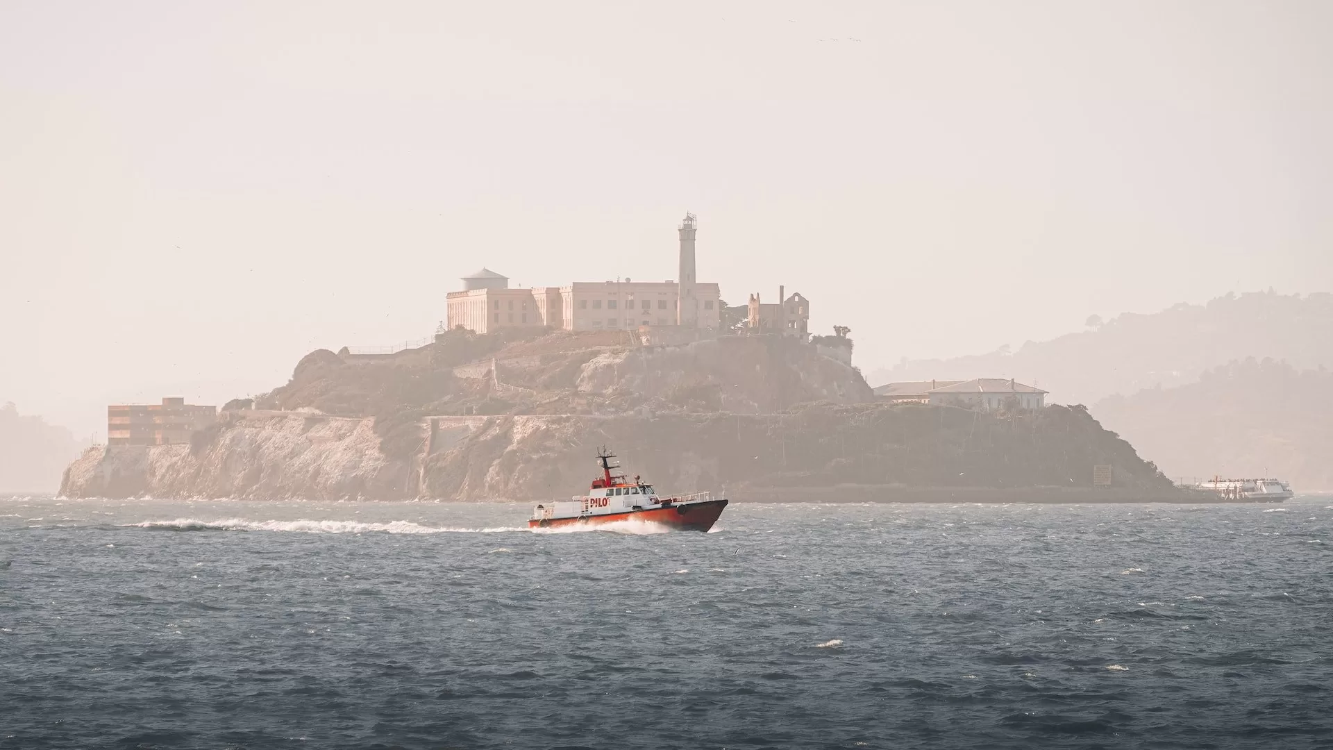 Boot auf See mit der Insel Alcatraz im Hintergrund